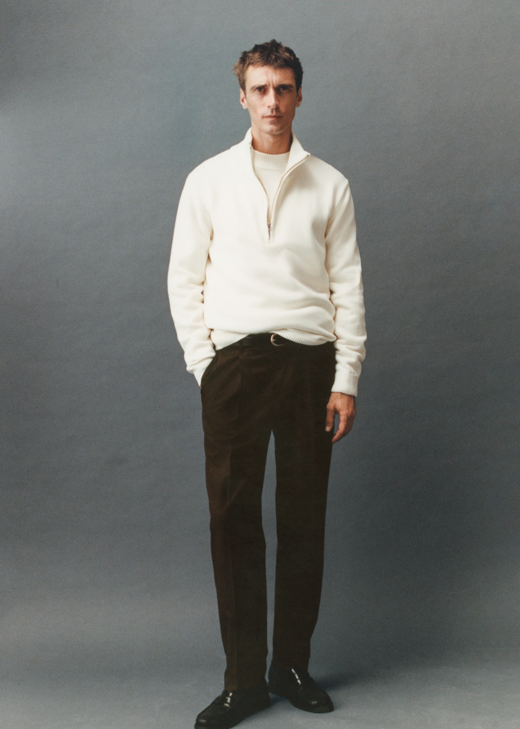 Regular-fit pleated trousers - Details of the article 5, Chocolate. Ref: 77035965-00.
