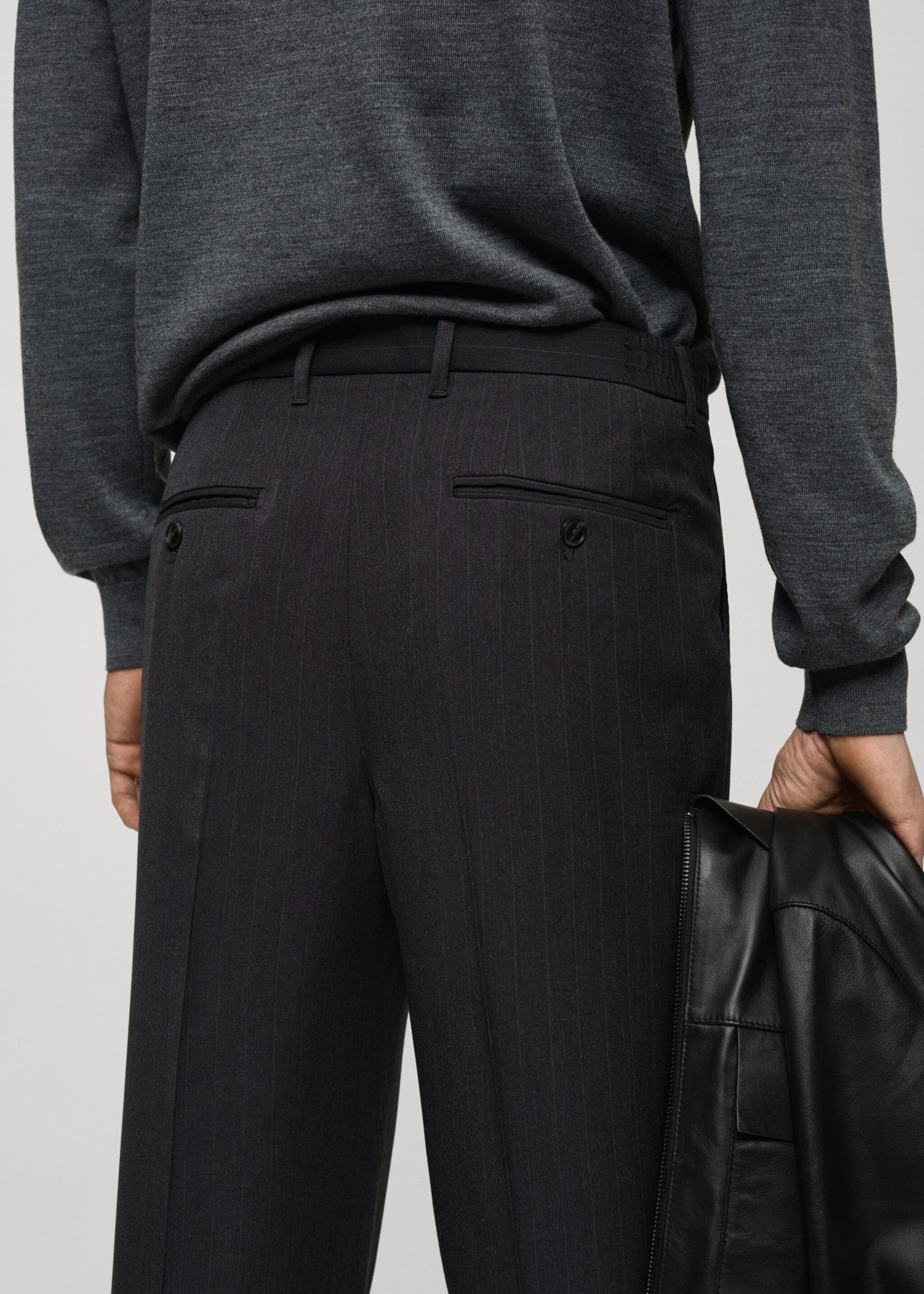 Regular-fit pleated trousers - Details of the article 6, Dark Heather Grey. Ref: 77035965-00.