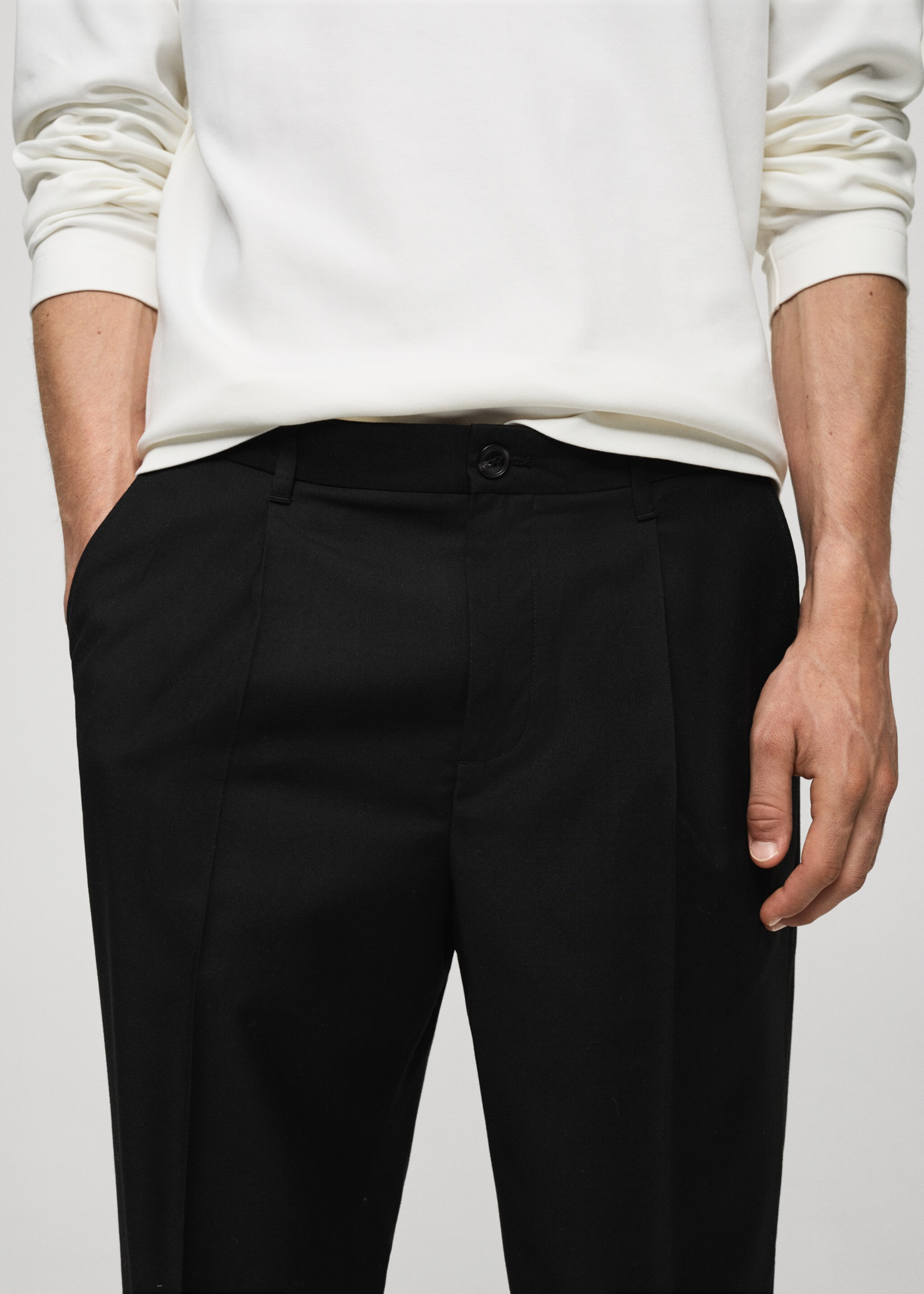 Regular-fit pleated trousers - Details of the article 1, Black. Ref: 77035965-00.