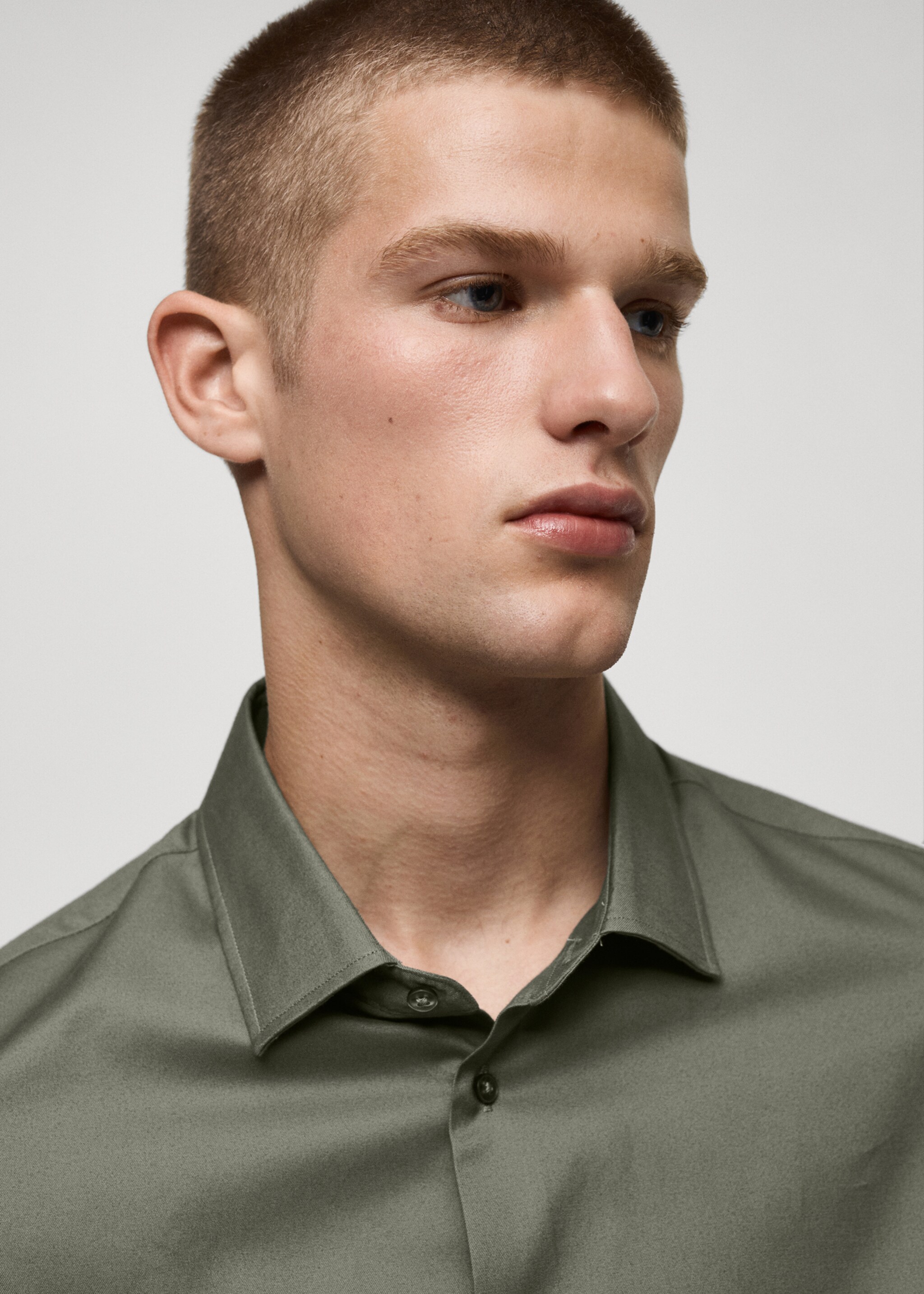 Regular-fit 100% cotton shirt - Details of the article 1, Green. Ref: 77035976-00.