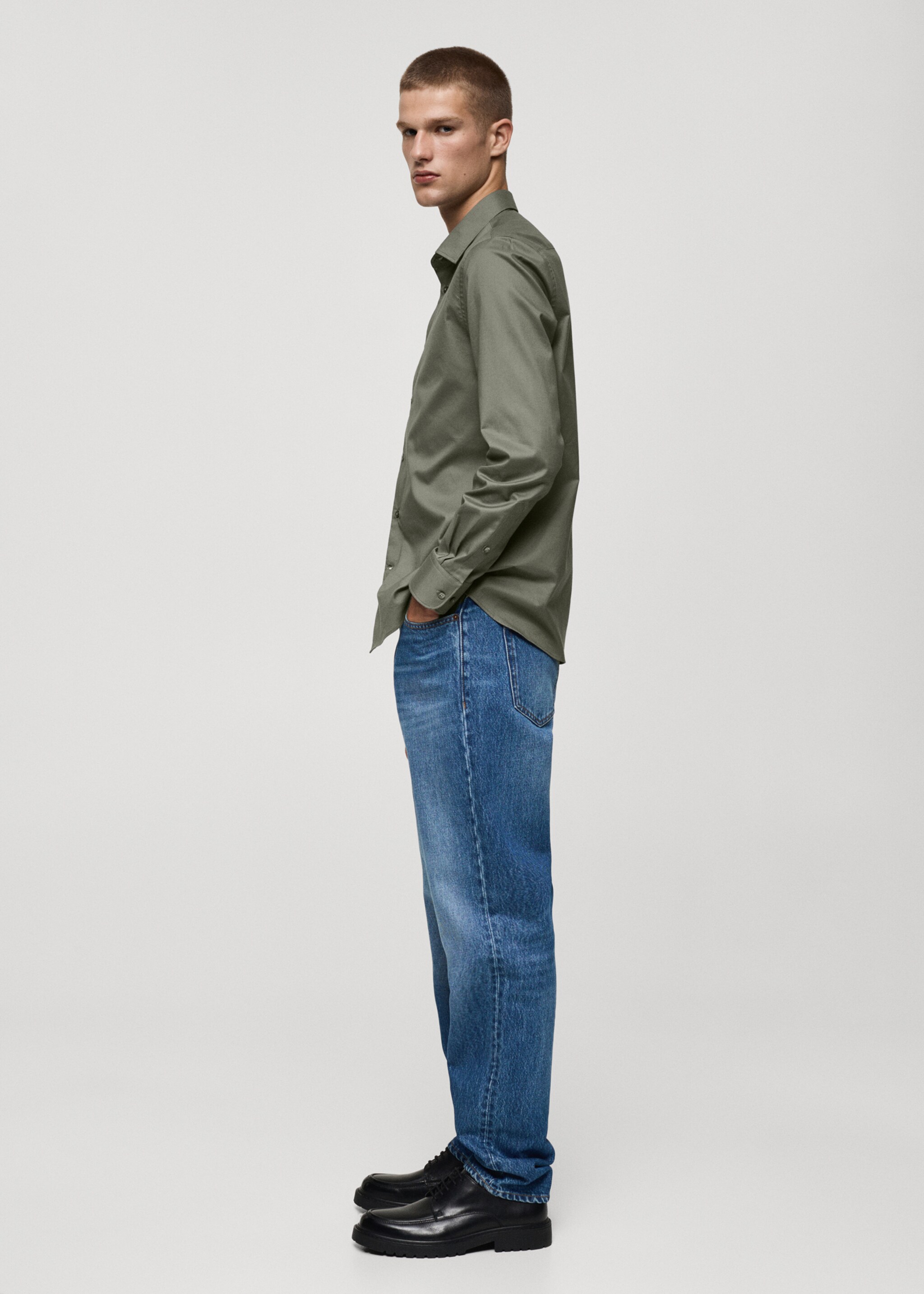 Regular-fit 100% cotton shirt - Details of the article 2, Green. Ref: 77035976-00.