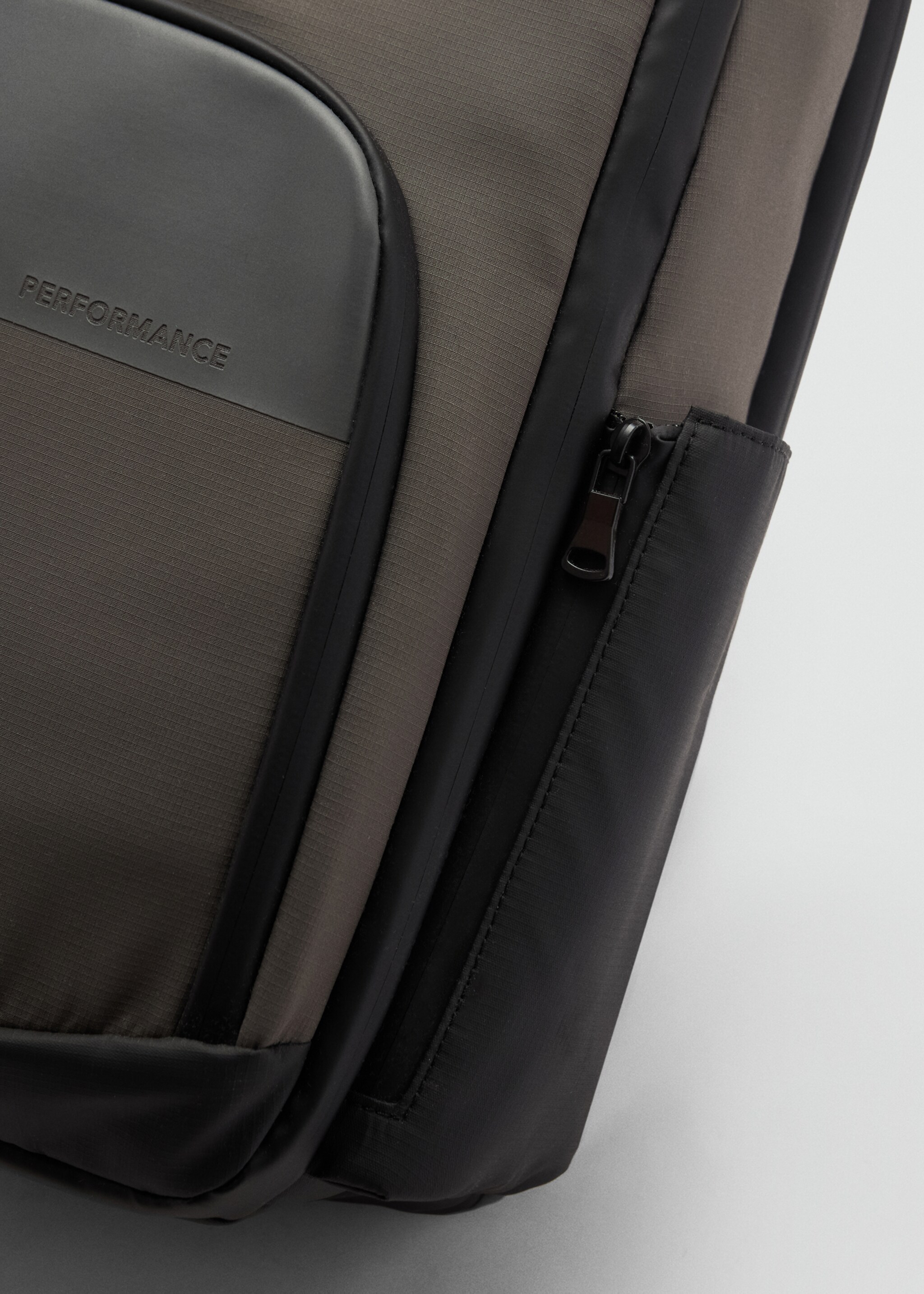 Water-repellent backpack USB connection - Details of the article 1