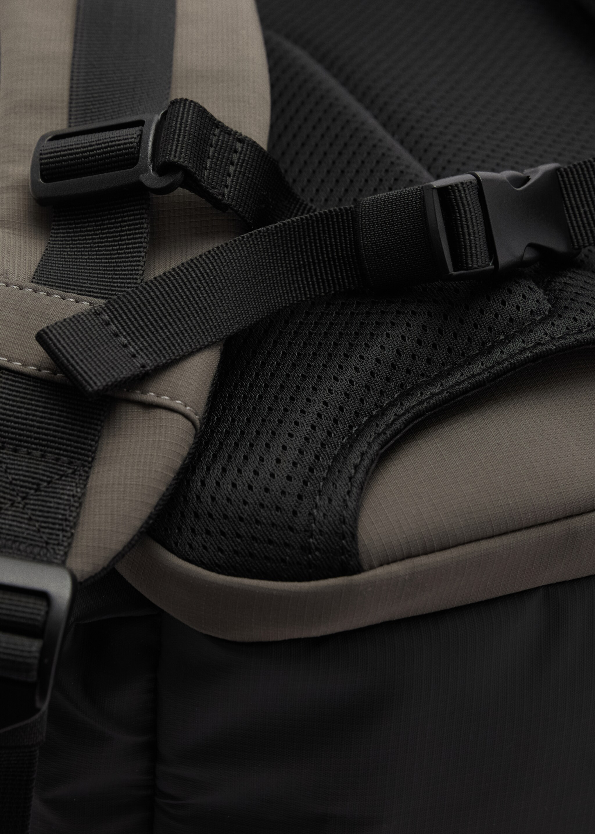 Water-repellent backpack USB connection - Details of the article 2