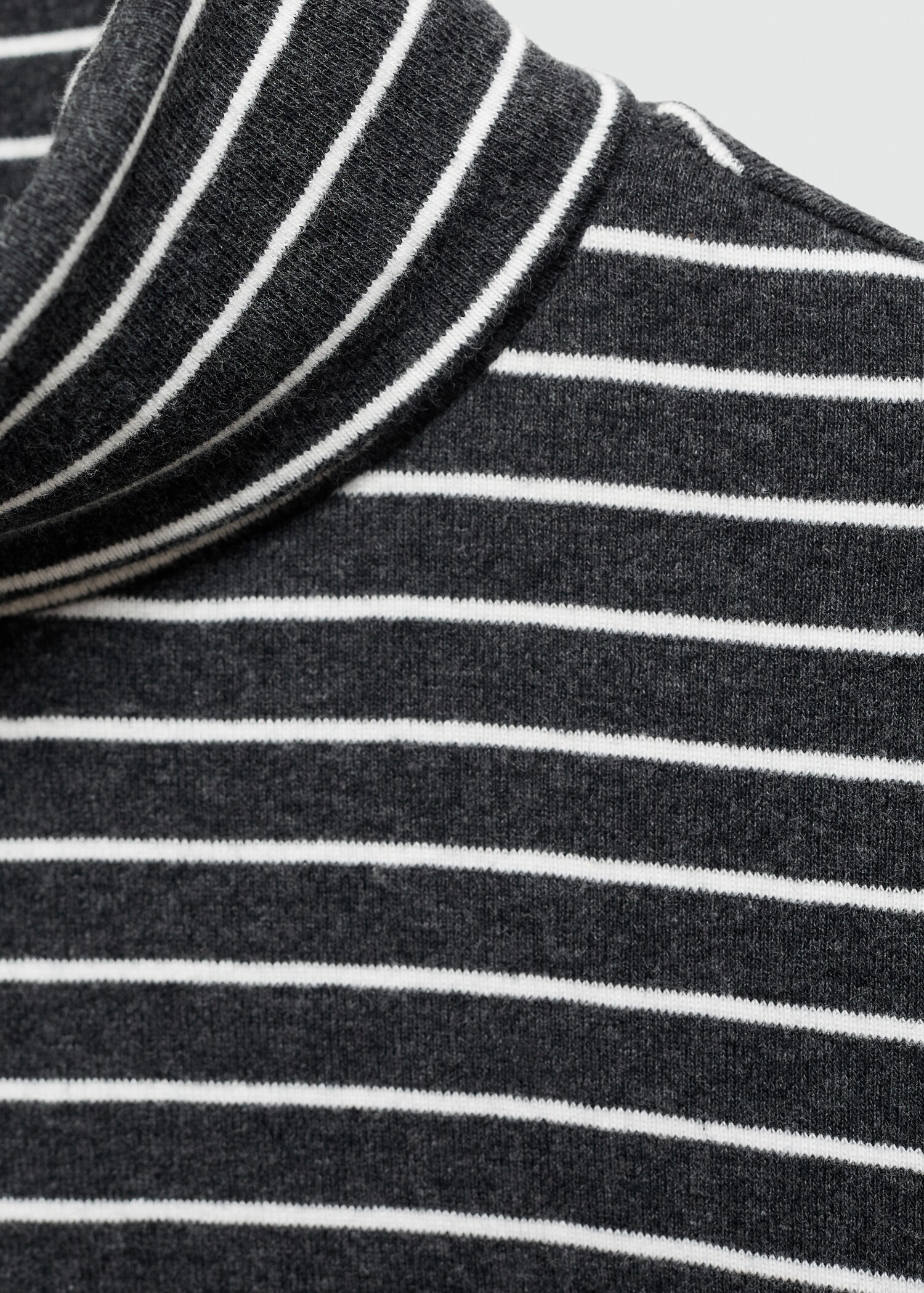 Gestreiftes Rollkragen-Shirt - Detail des Artikels 8