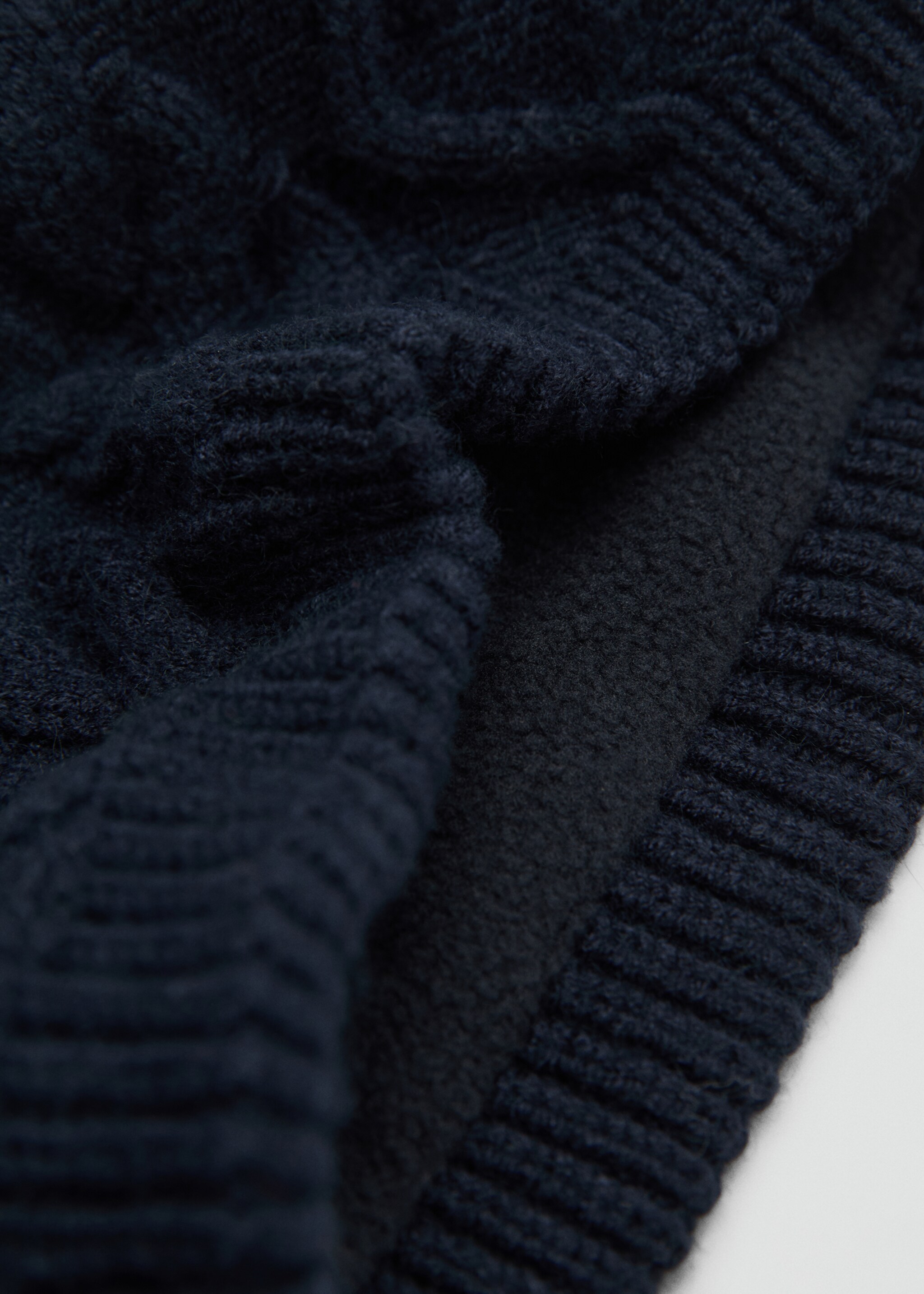 Strickschal mit Zopfmuster - Mittlere Ansicht, Dunkles Marineblau. Ref: 77035991-00.