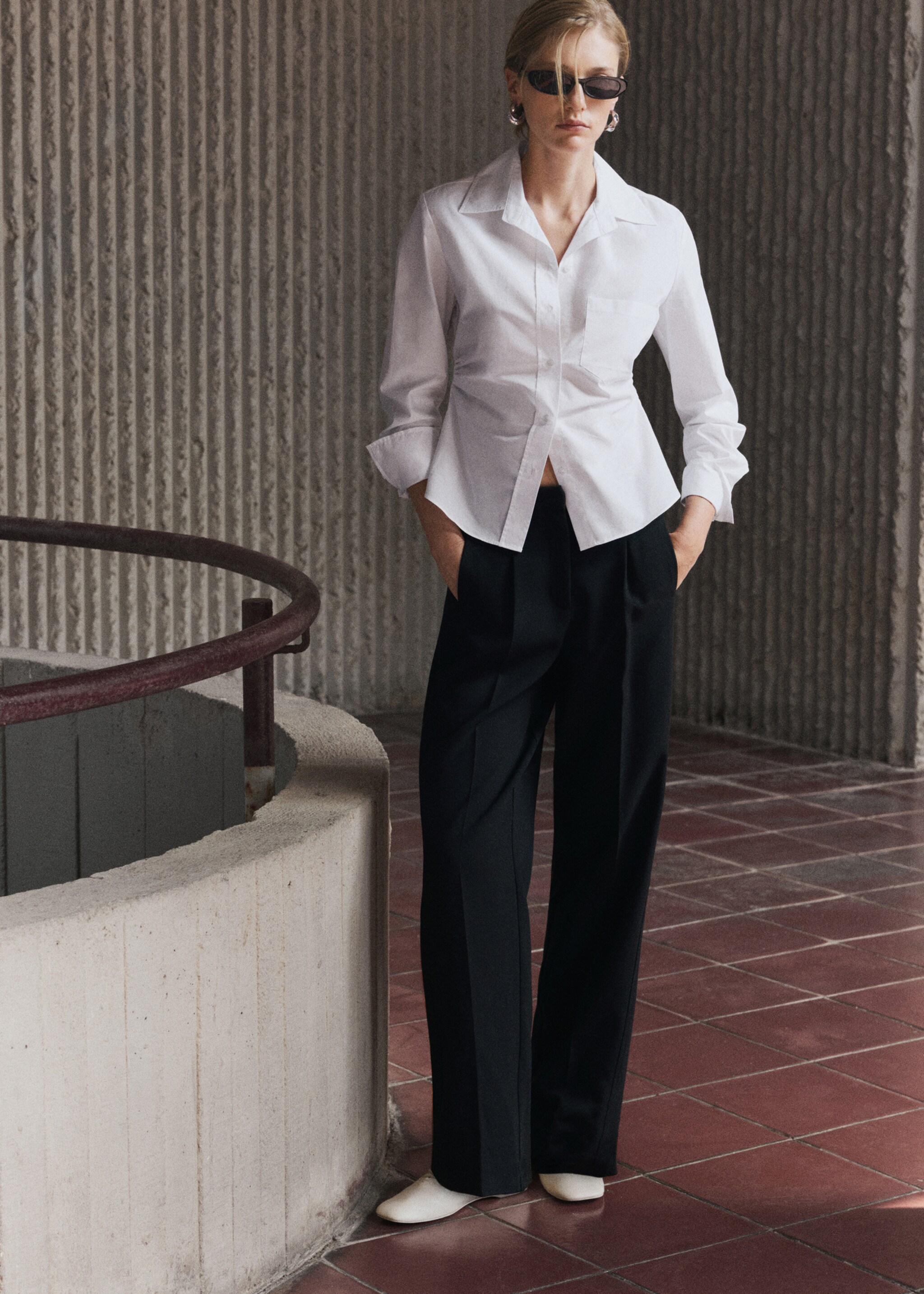 Straight-fit pleated trousers - Details of the article 6, Black. Ref: 77036724-00.