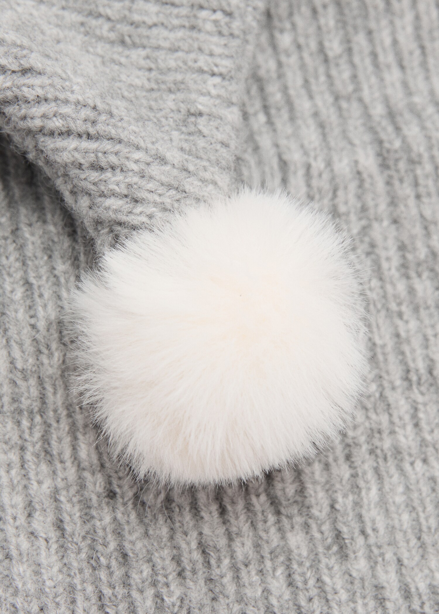 Grob gestrickte Bommelmütze - Mittlere Ansicht