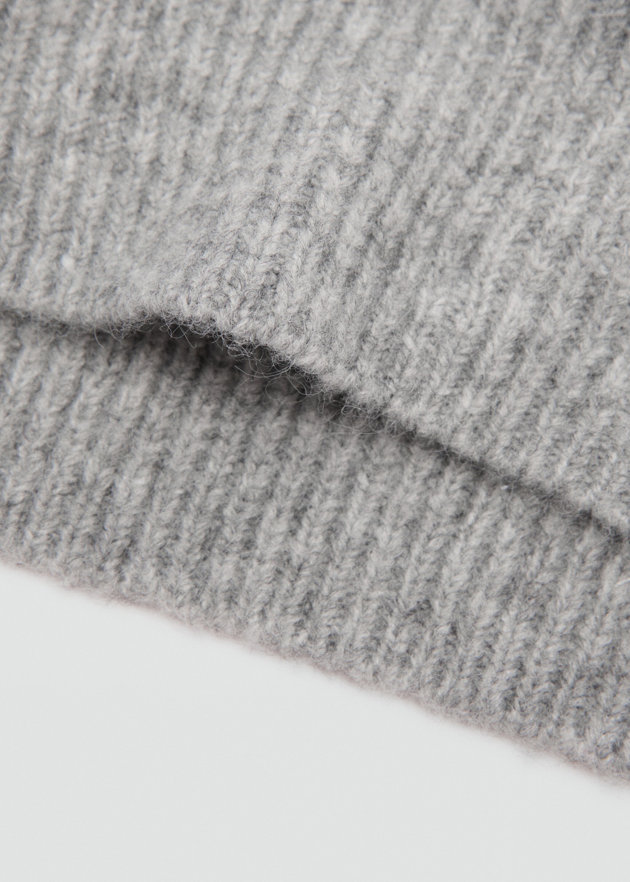 Pom pom cable-knit beanie - Details of the article 1