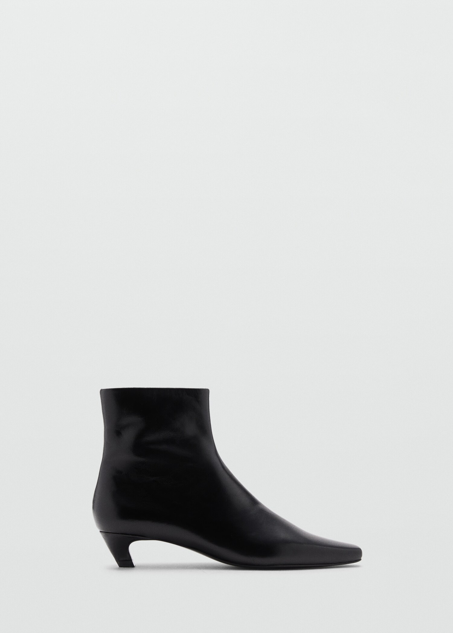 Leather boots with kitten heels - Article without model