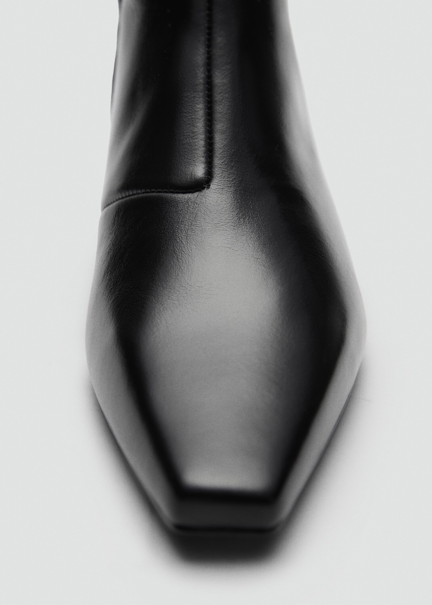 Leather boots with kitten heels - Details of the article 2