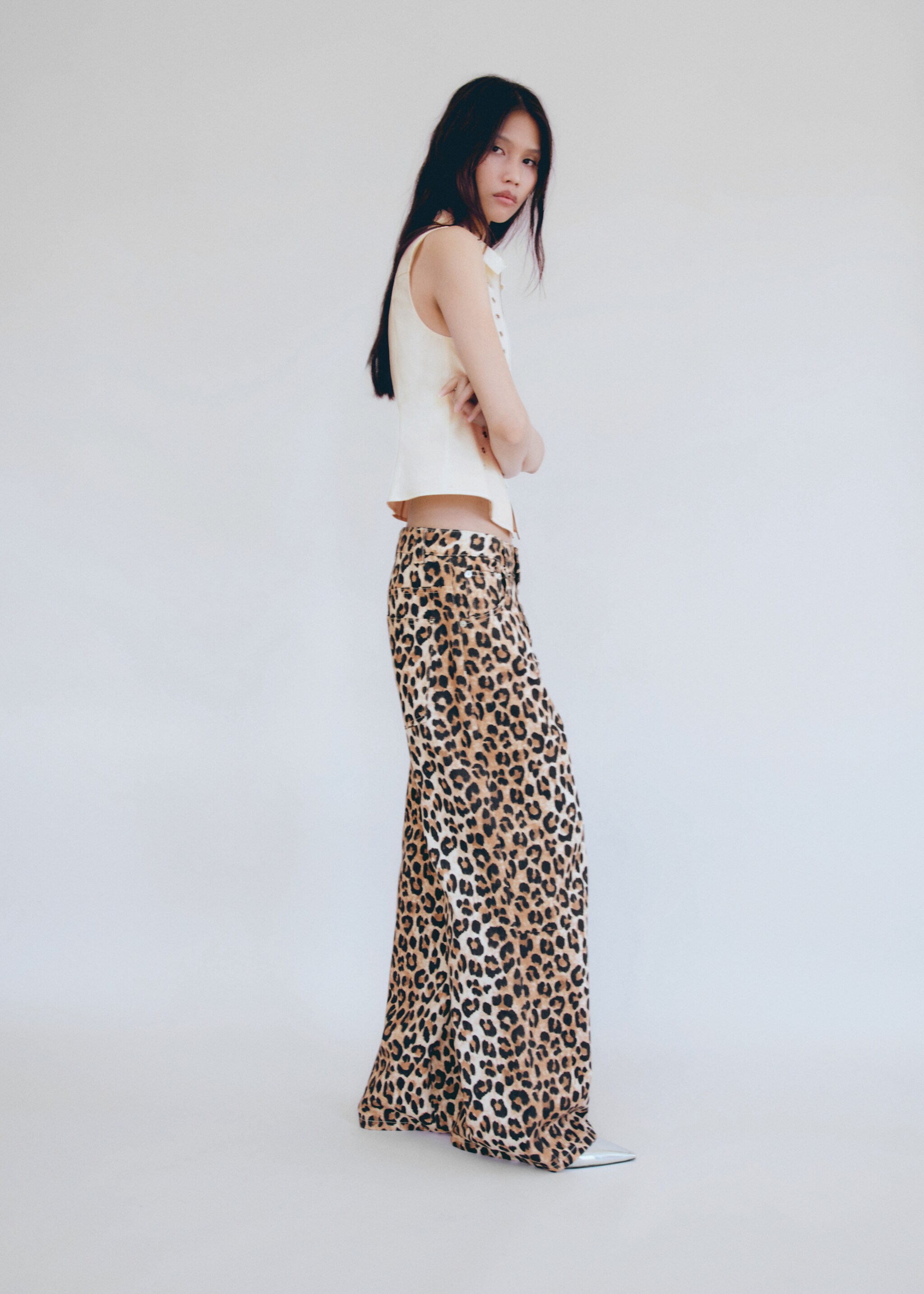 Wideleg-Jeans mit Leopardenmuster - Mittlere Ansicht