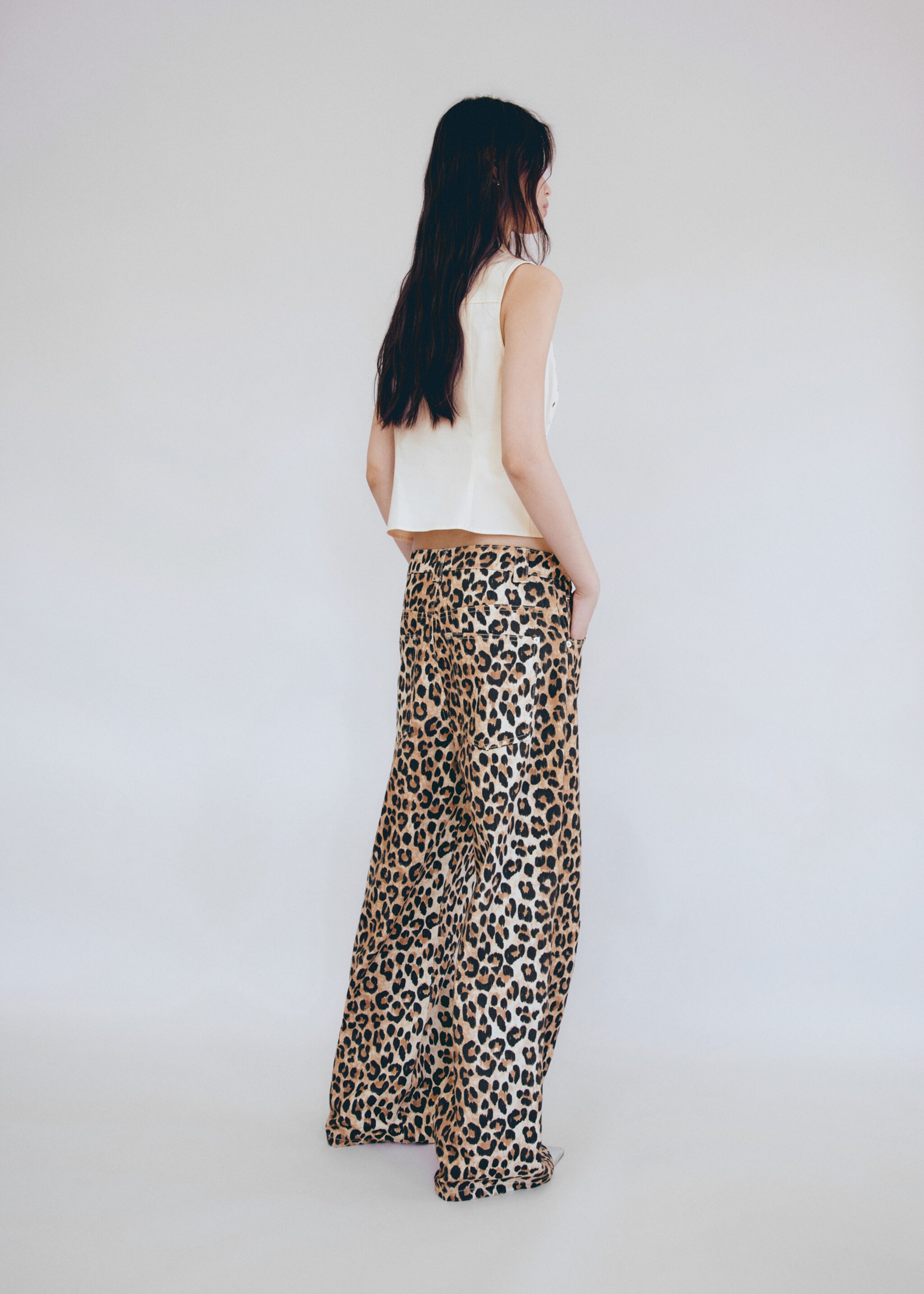 Wideleg-Jeans mit Leopardenmuster - Rückseite des Artikels
