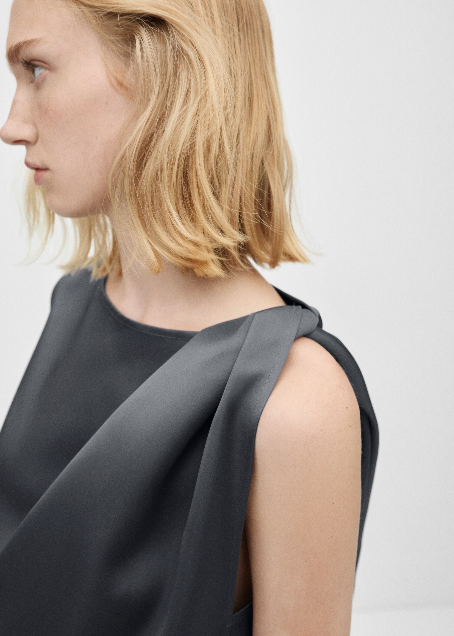 Satin dress with knot detail - Details of the article 1