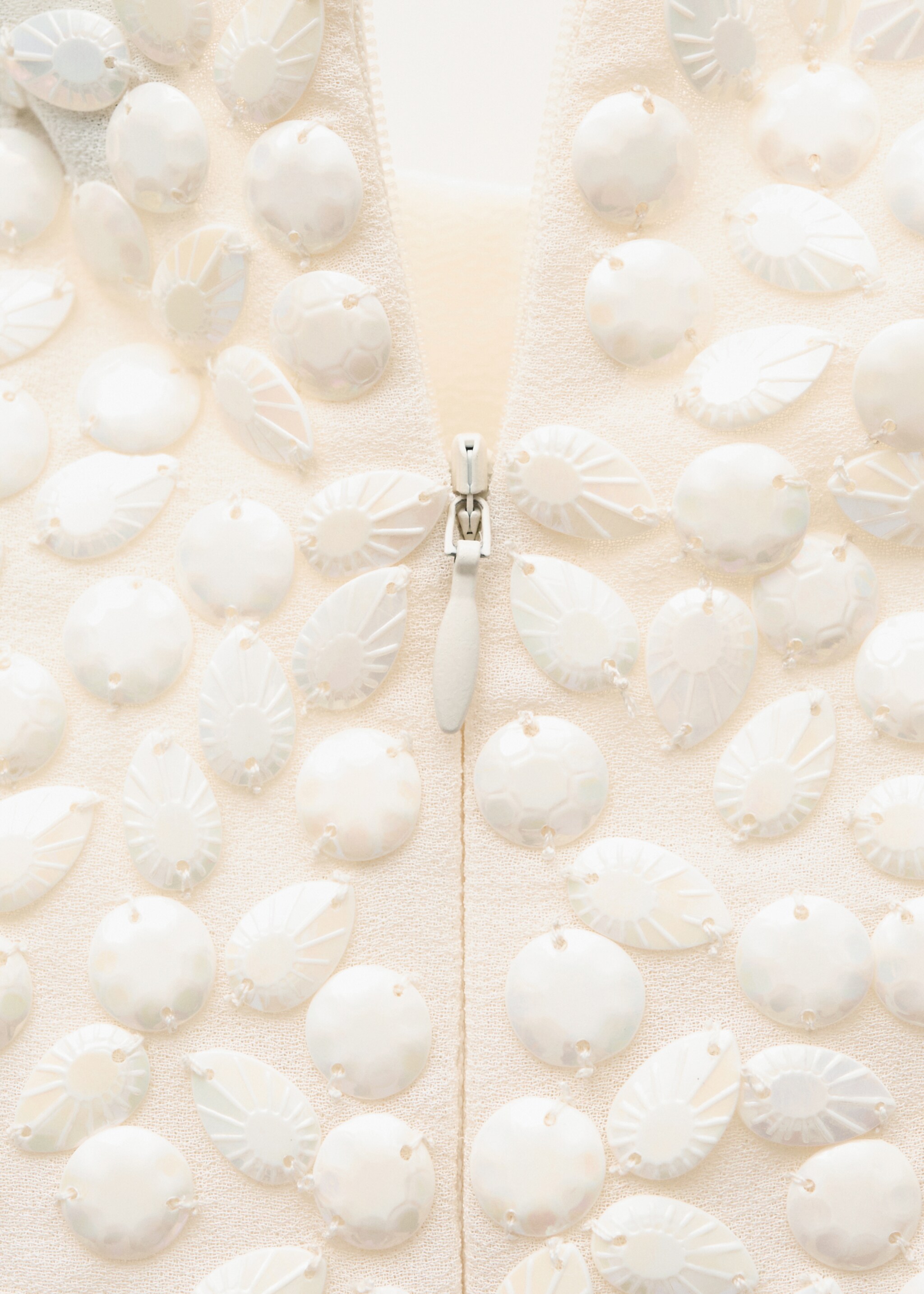 Kurzes Kleid mit Perlenverzierung - Detail des Artikels 0, Beige. Ref: 77036760-00.