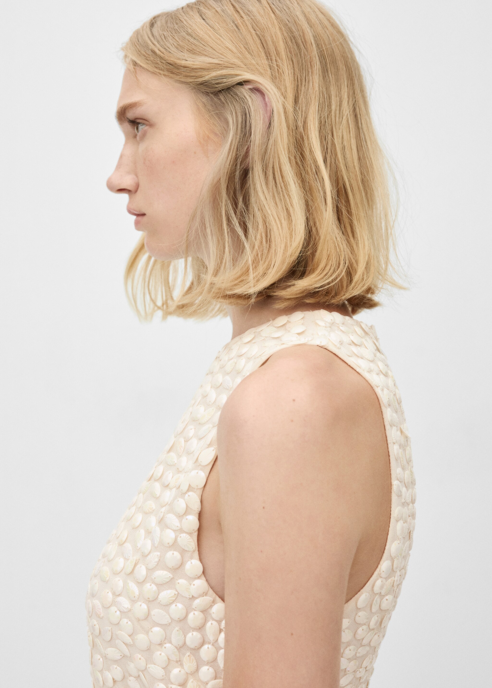 Kurzes Kleid mit Perlenverzierung - Detail des Artikels 6, Beige. Ref: 77036760-00.