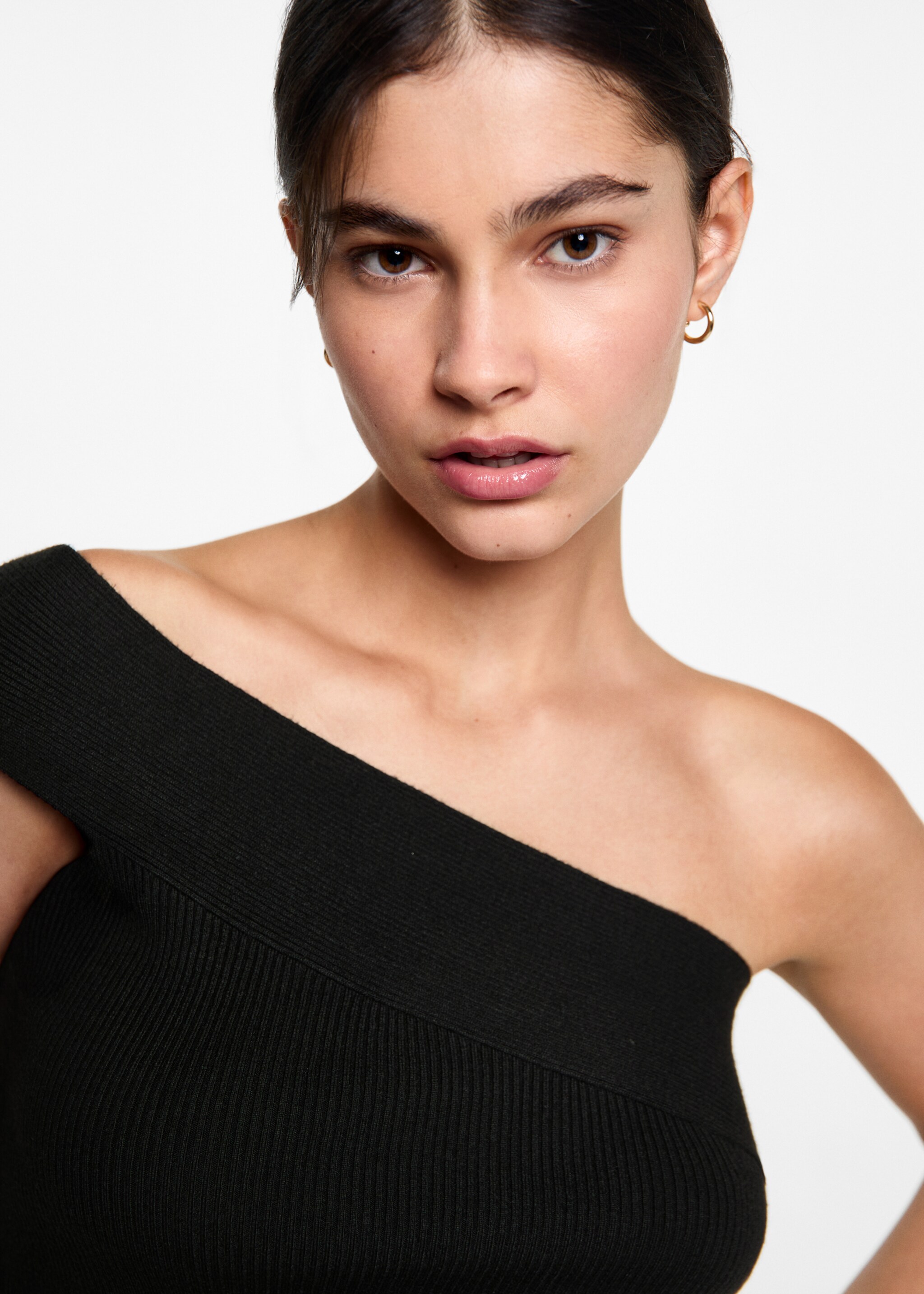 Plain asymmetrical top - Details of the article 1, Black. Ref: 77036765-00.