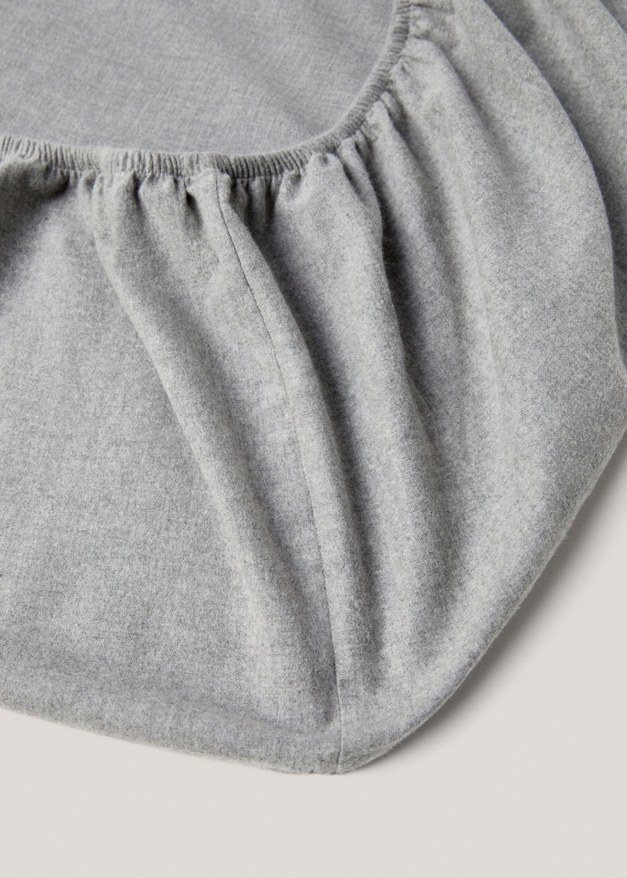 Plain flannel fitted sheet 135/140cm bed - Details of the article 1, Grey. Ref: 77037656-00.