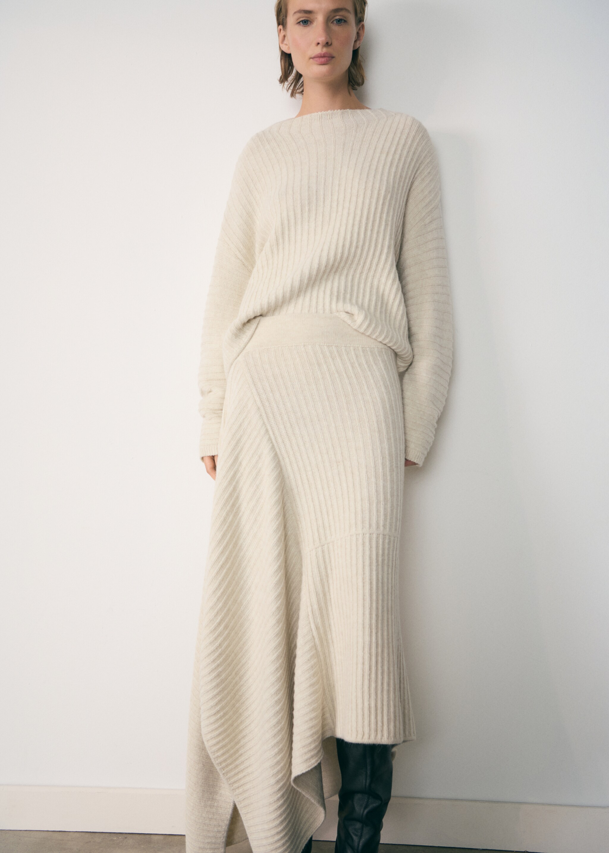 Asymmetrischer Strickrock - Detail des Artikels 1, Ecru. Ref: 77037713-00.