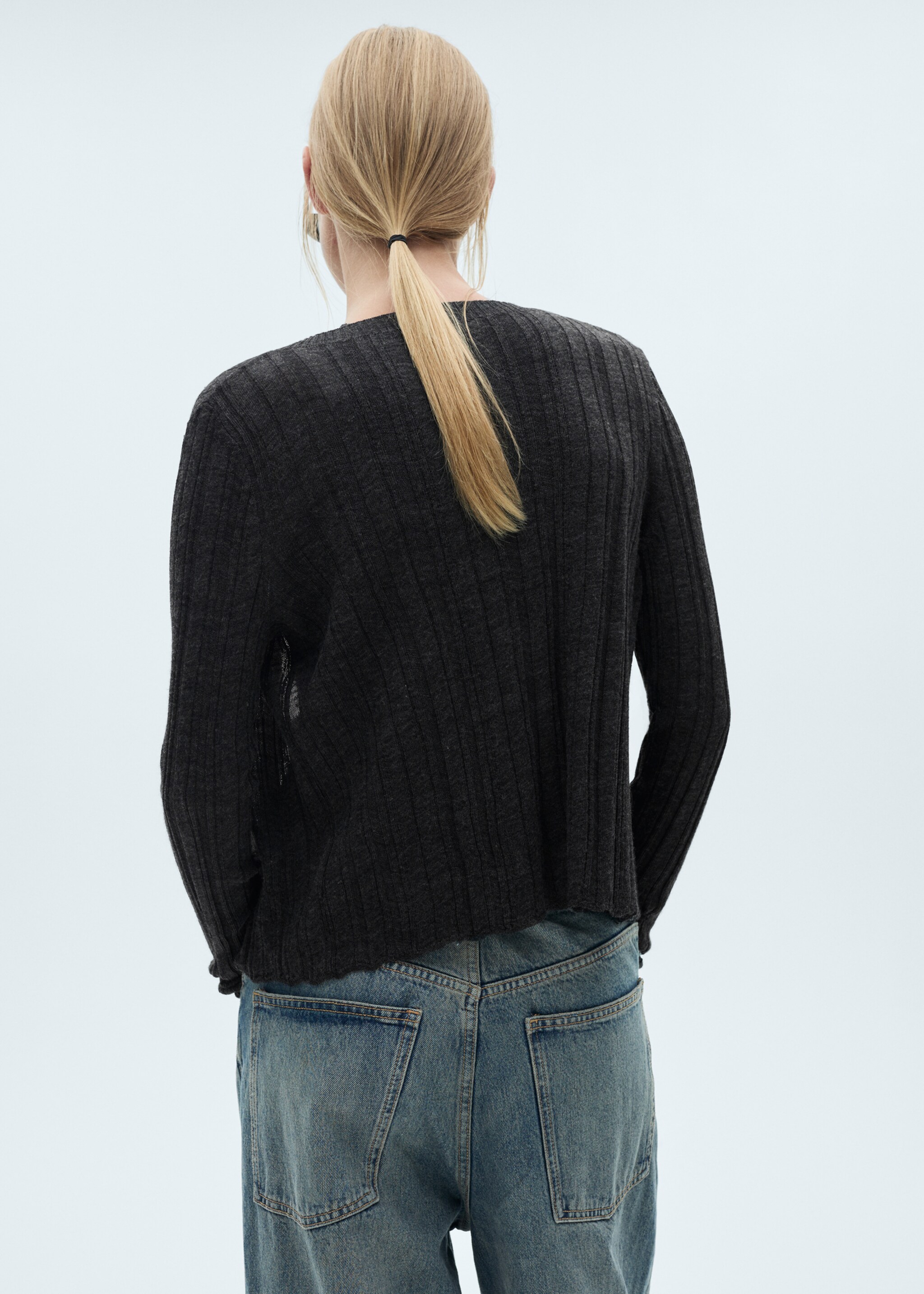 Strickjacke mit Knöpfen - Rückseite des Artikels, Dunkelgrau meliert. Ref: 77037714-00.