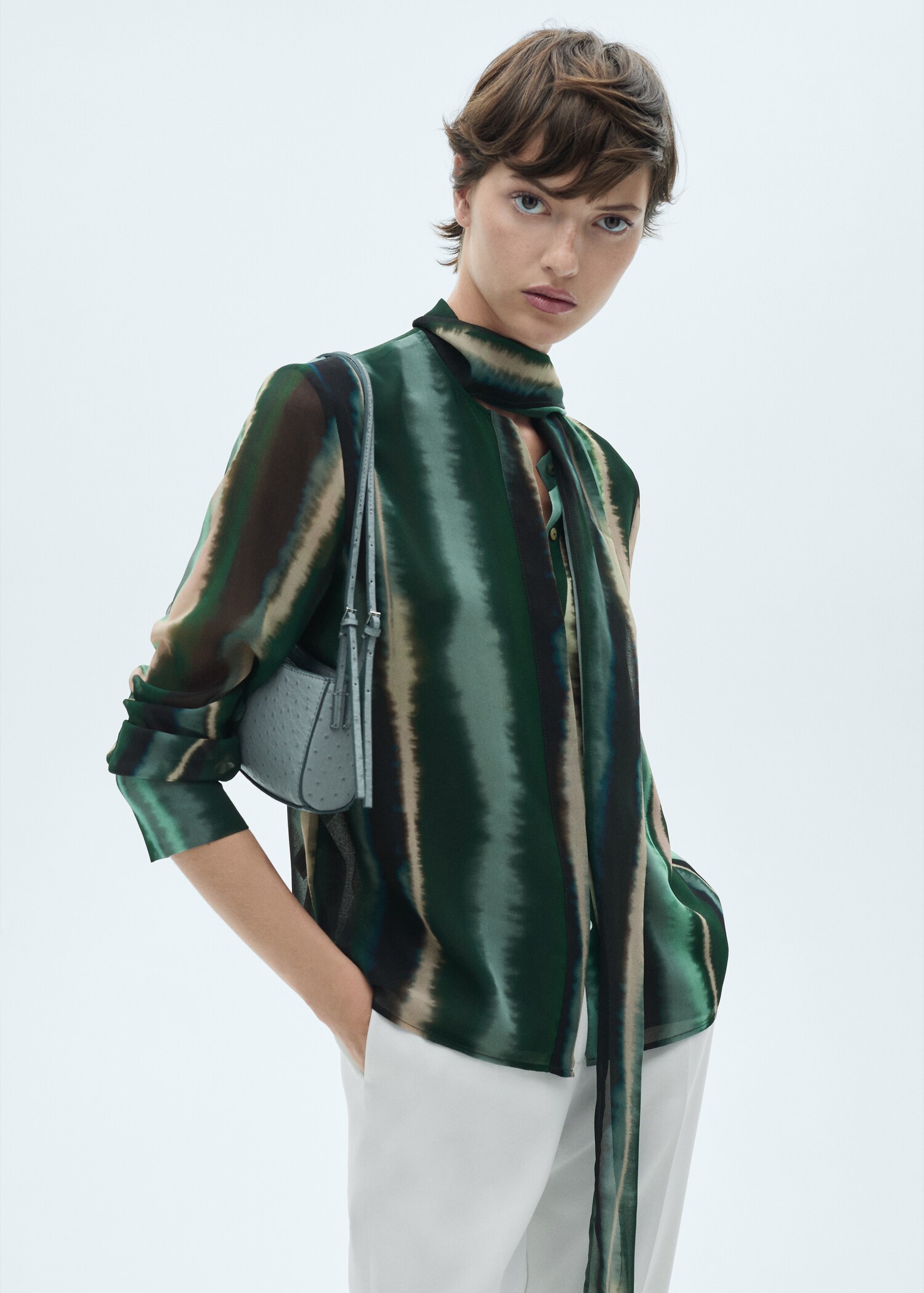 Bedruckte Bluse mit Schleife - Mittlere Ansicht