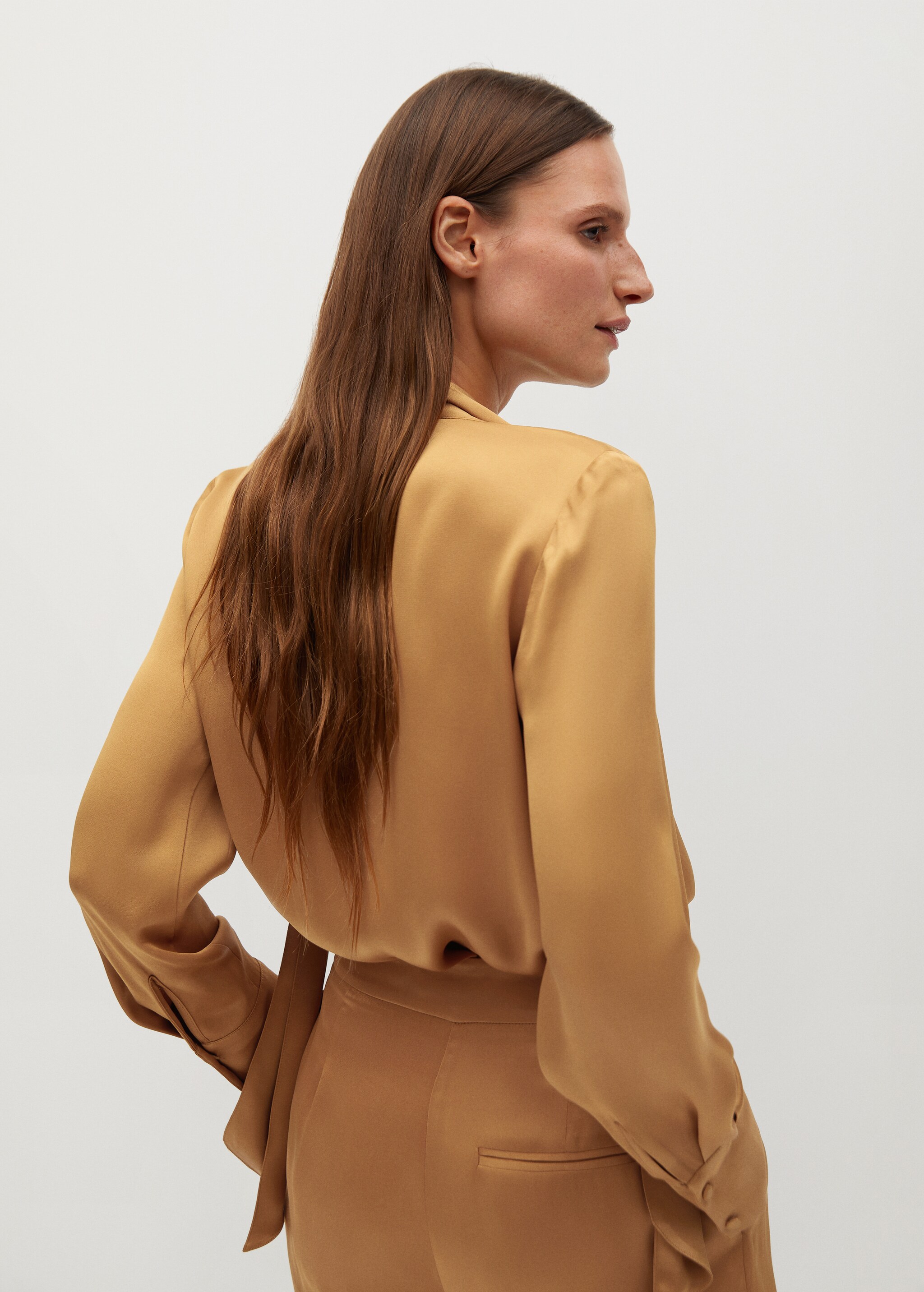 Blusa satinada lazo - Reverso del artículo
