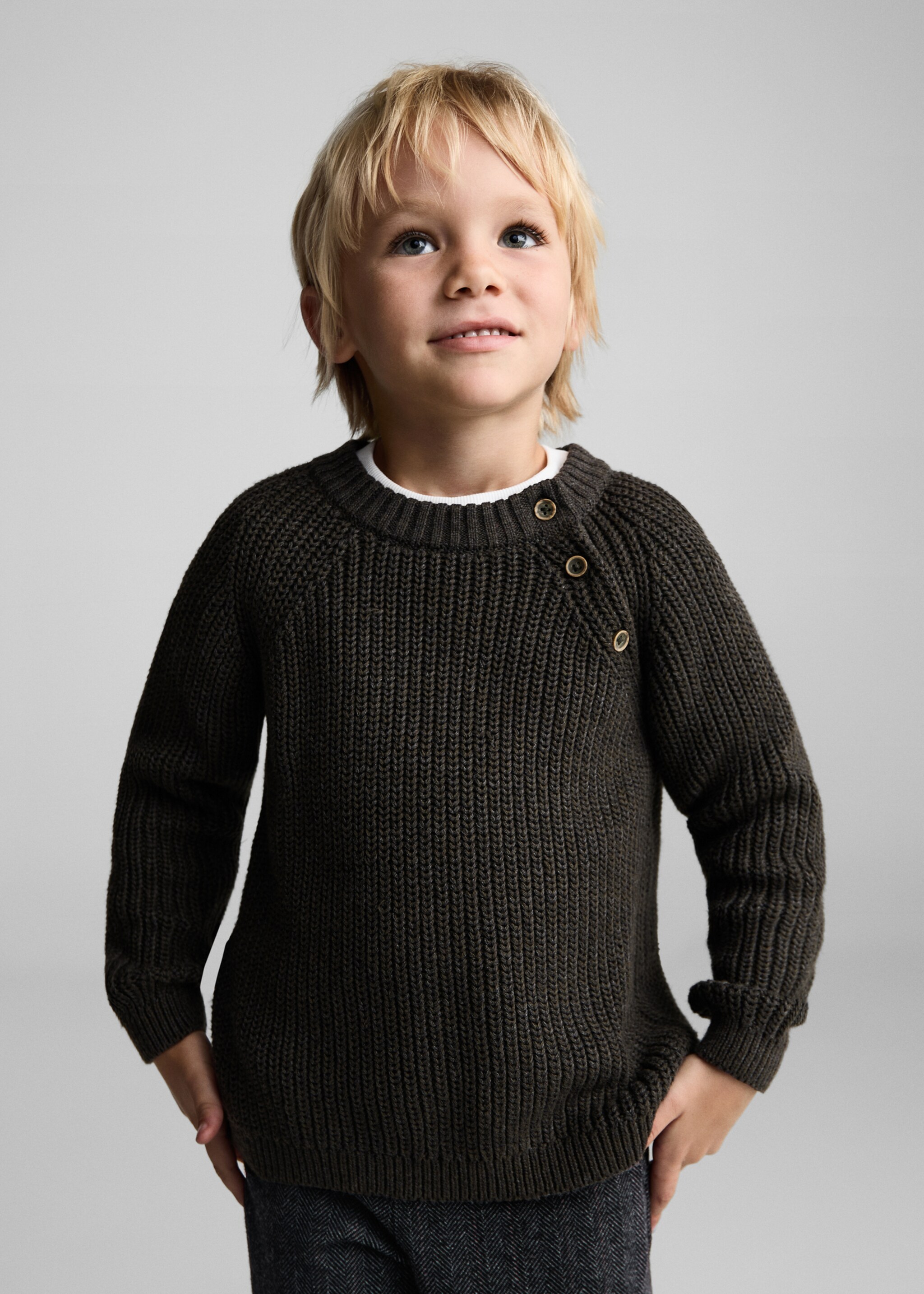 Pull-over maille détail boutons - Plan moyen, Kaki. Ref: 77037928-00.