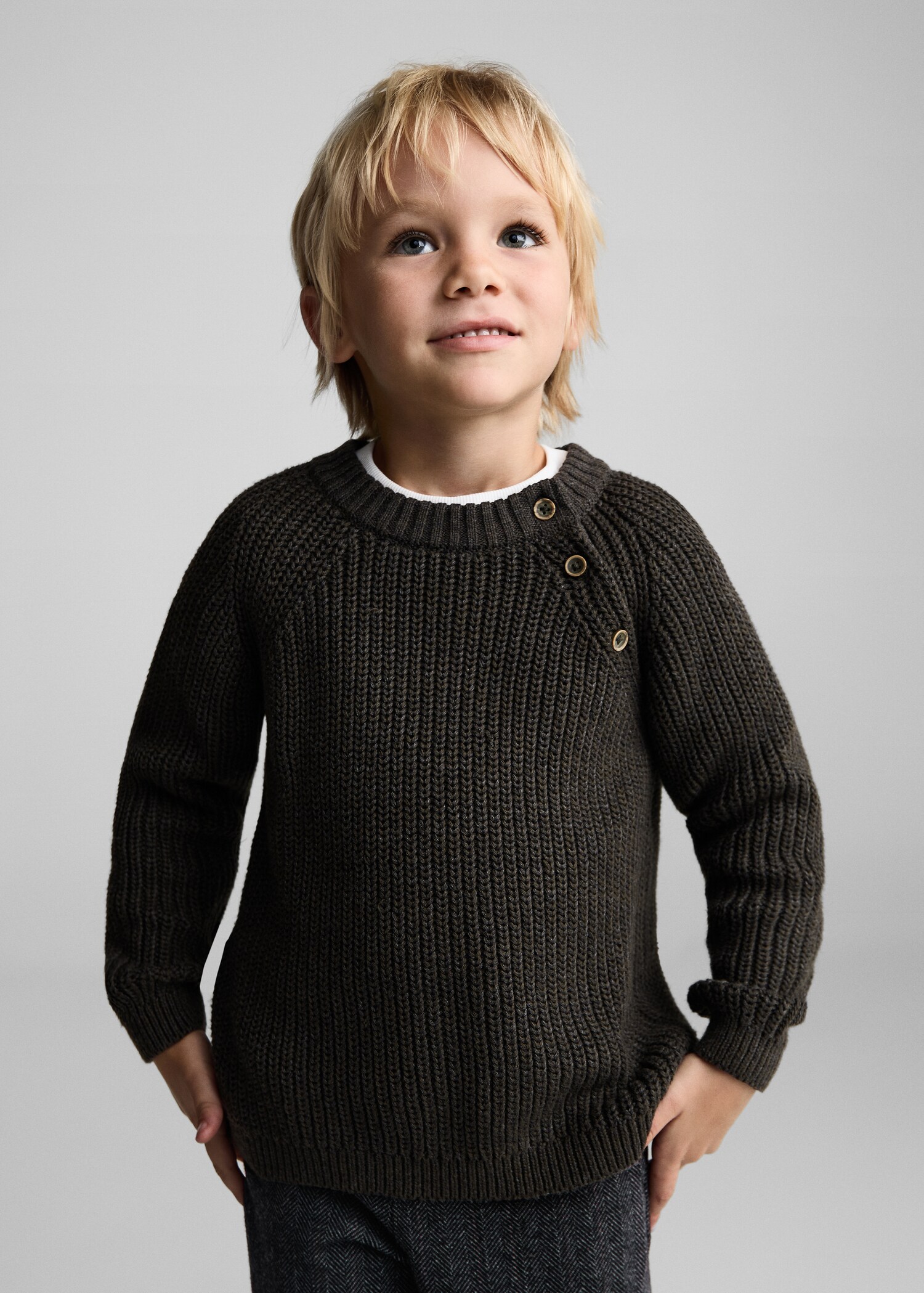 Pull-over maille détail boutons - Plan moyen