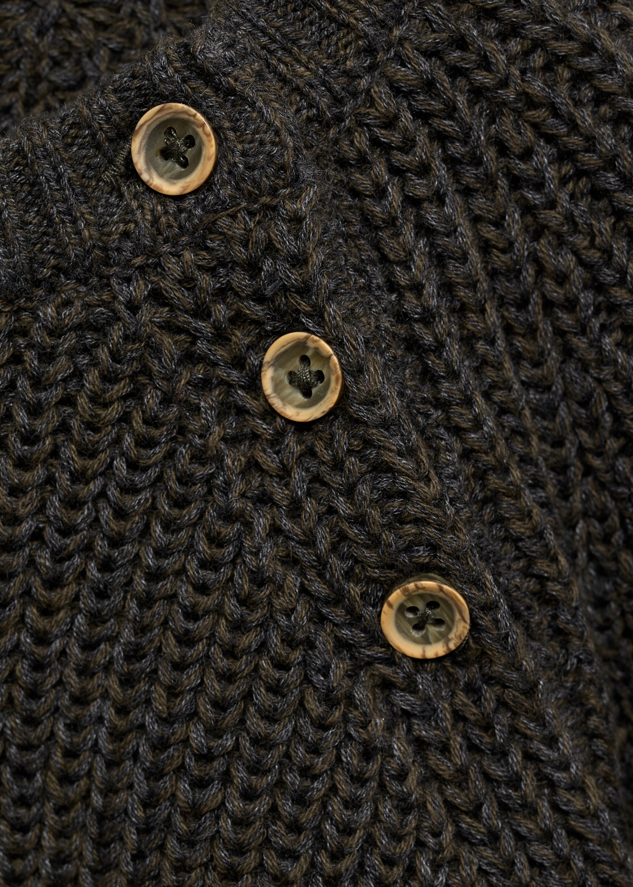 Pull-over maille détail boutons - Détail de l'article 8, Kaki. Ref: 77037928-00.