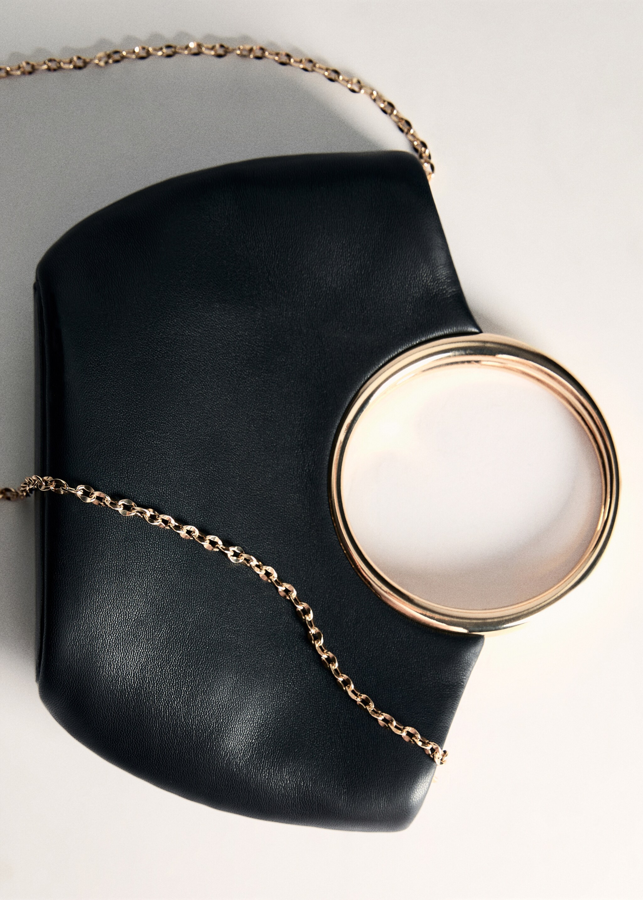 Bolso de mano detalles metálicos - Detalle del artículo 5, Negro. Ref: 77037931-00.
