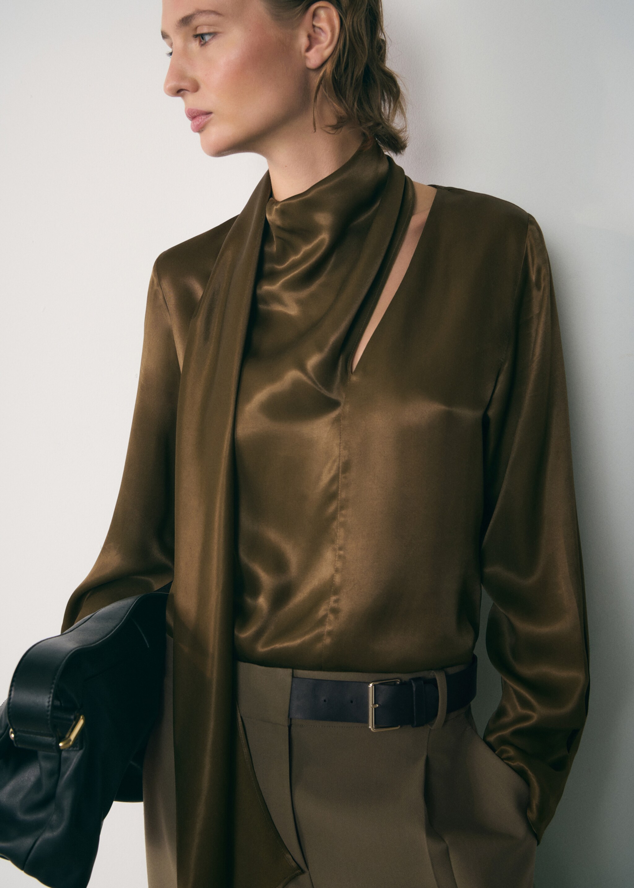 Satin blouse with bow - Medium plane, Khaki. Ref: 77037937-00.