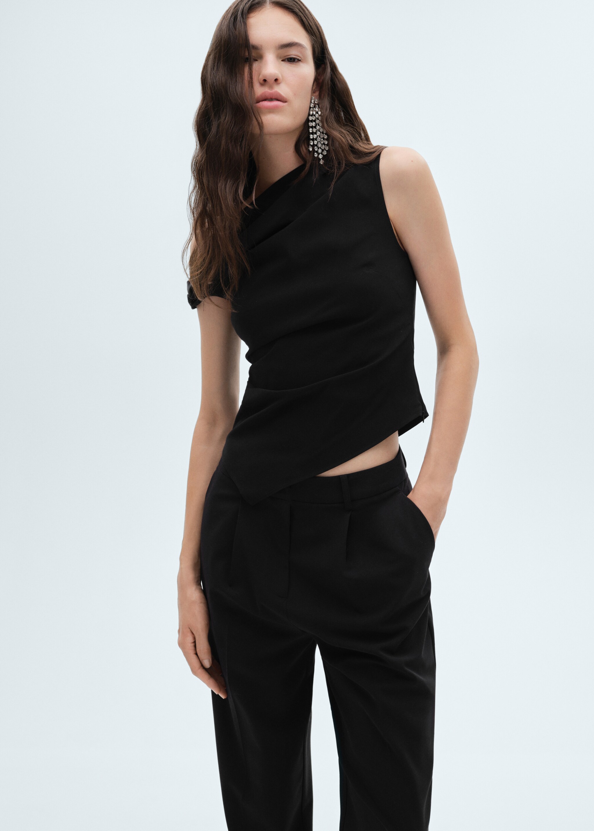 Asymmetrisches Top mit Drapierung - Mittlere Ansicht, Schwarz. Ref: 77038268-00.