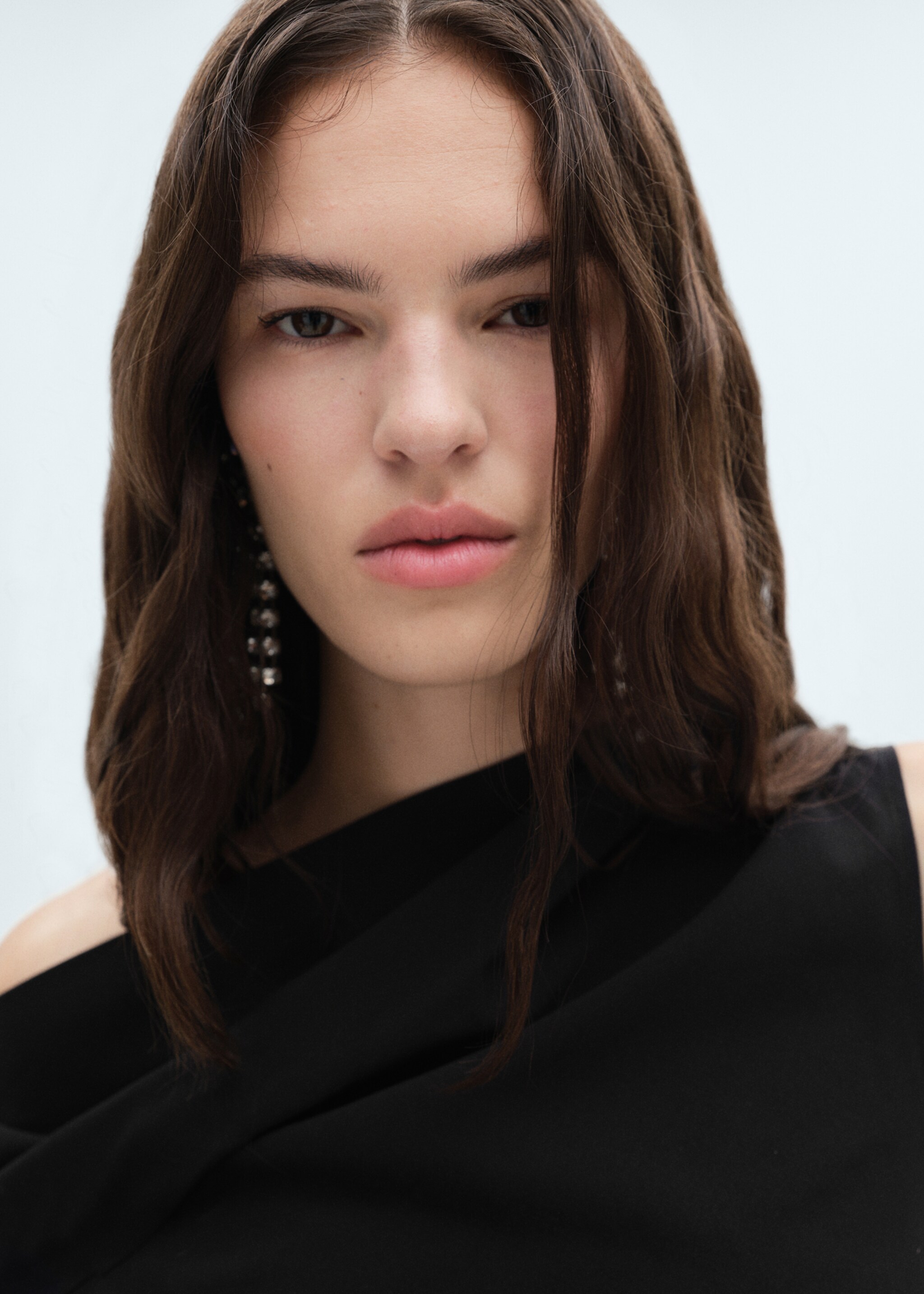 Asymmetrisches Top mit Drapierung - Detail des Artikels 1, Schwarz. Ref: 77038268-00.