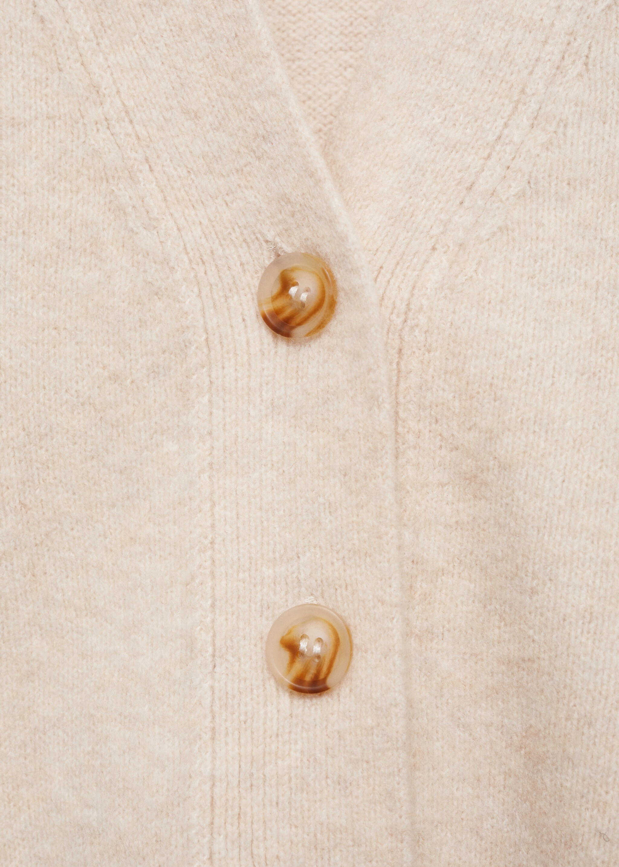 Strickjacke mit Knöpfen - Detail des Artikels 8, Sandfarben. Ref: 77038269-00.