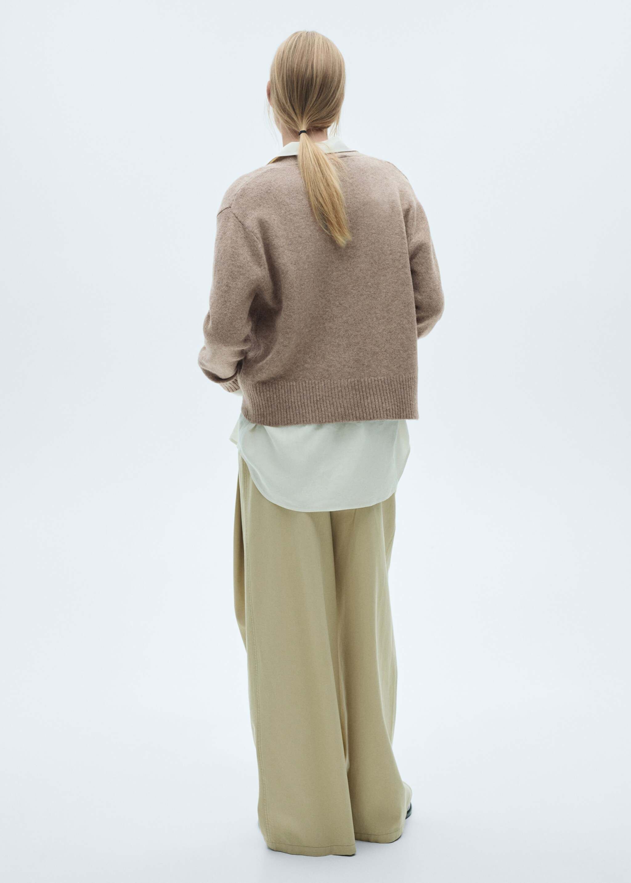 Strickjacke mit Knöpfen - Rückseite des Artikels, Mittelbraun. Ref: 77038269-00.