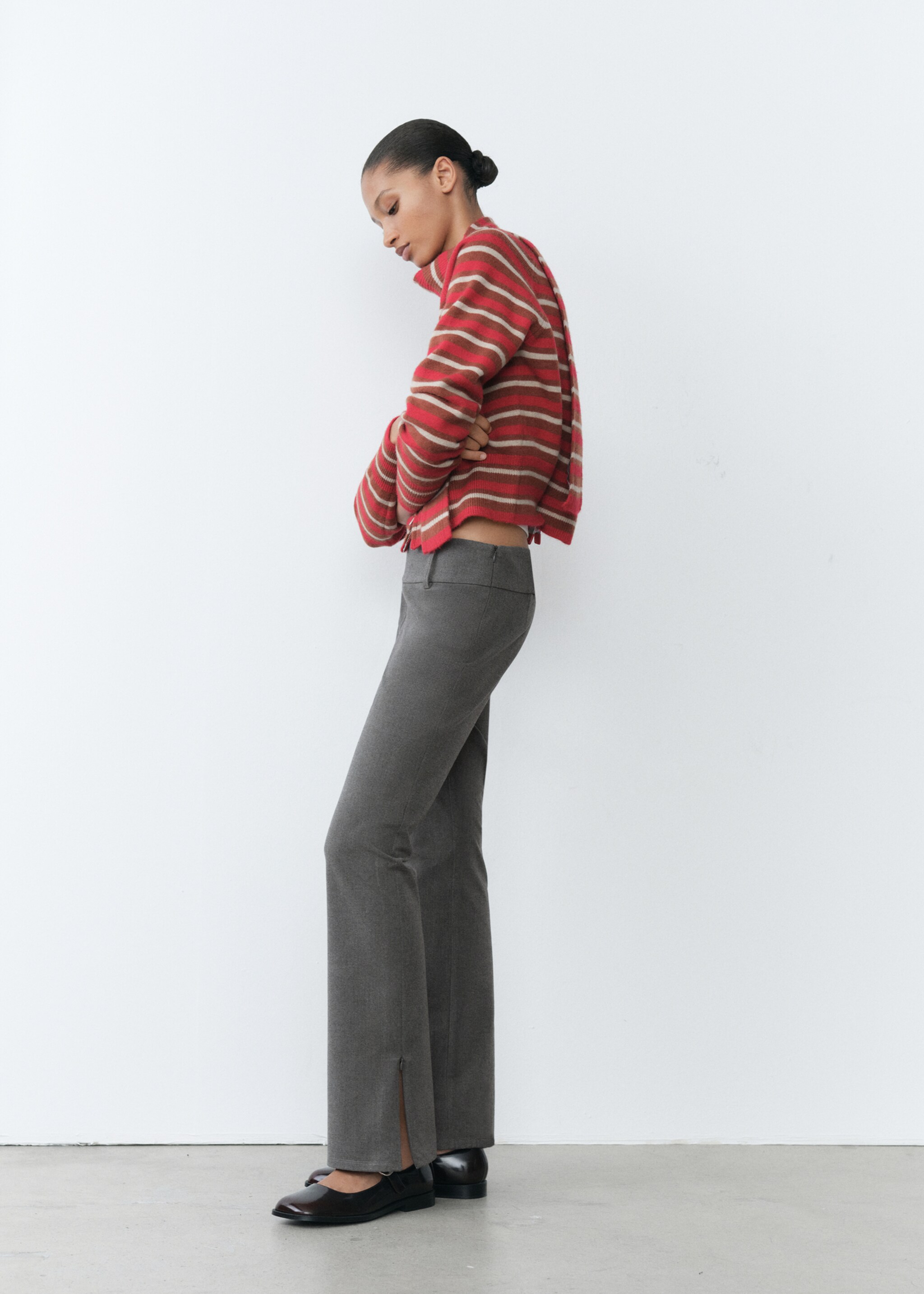 Low-rise flared trousers - Details of the article 2, Dark Heather Grey. Ref: 77038637-00.