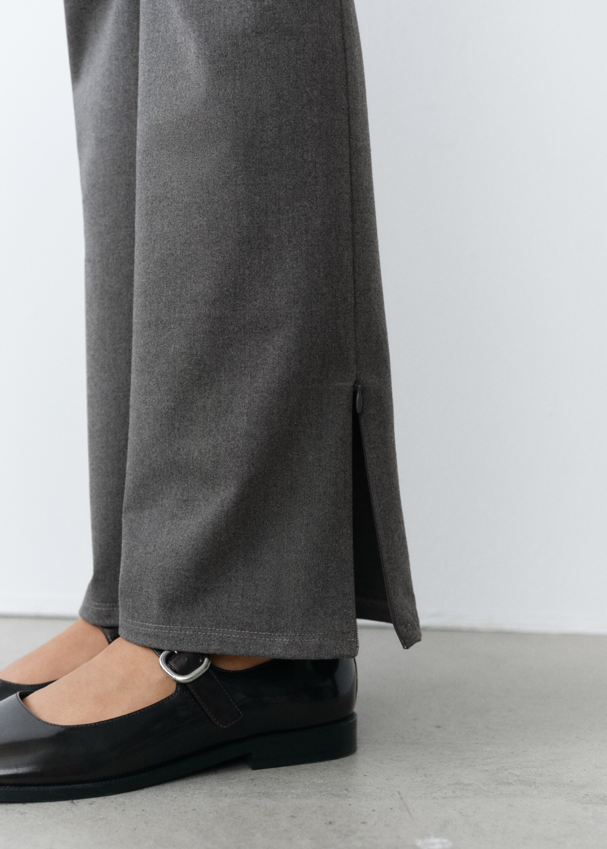 Low-rise flared trousers - Details of the article 6, Dark Heather Grey. Ref: 77038637-00.