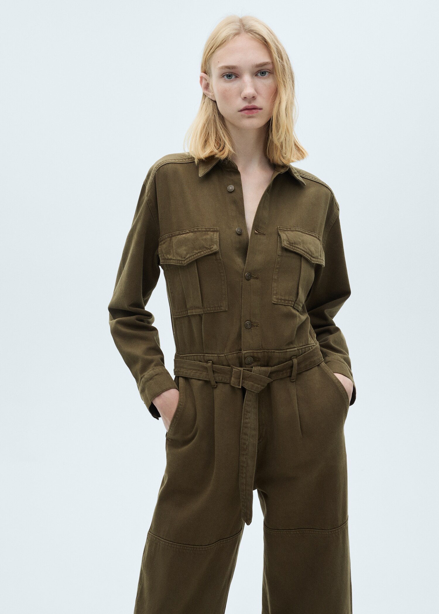 Jeans-Overall mit Gürtel - Mittlere Ansicht