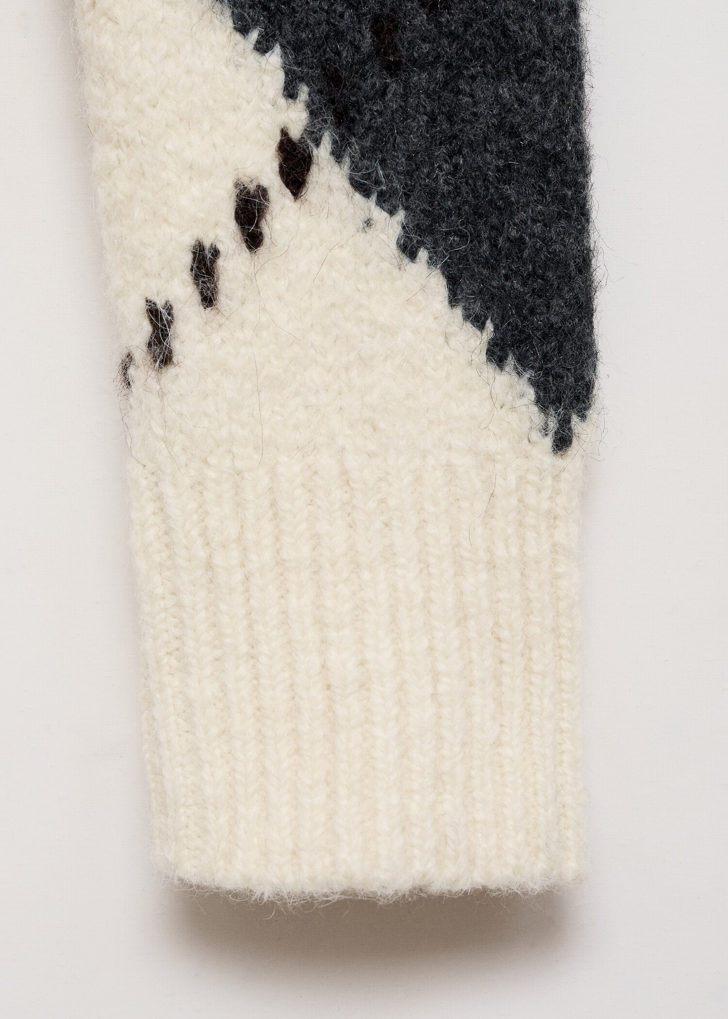 Diamond V-neck sweater - Details of the article 0