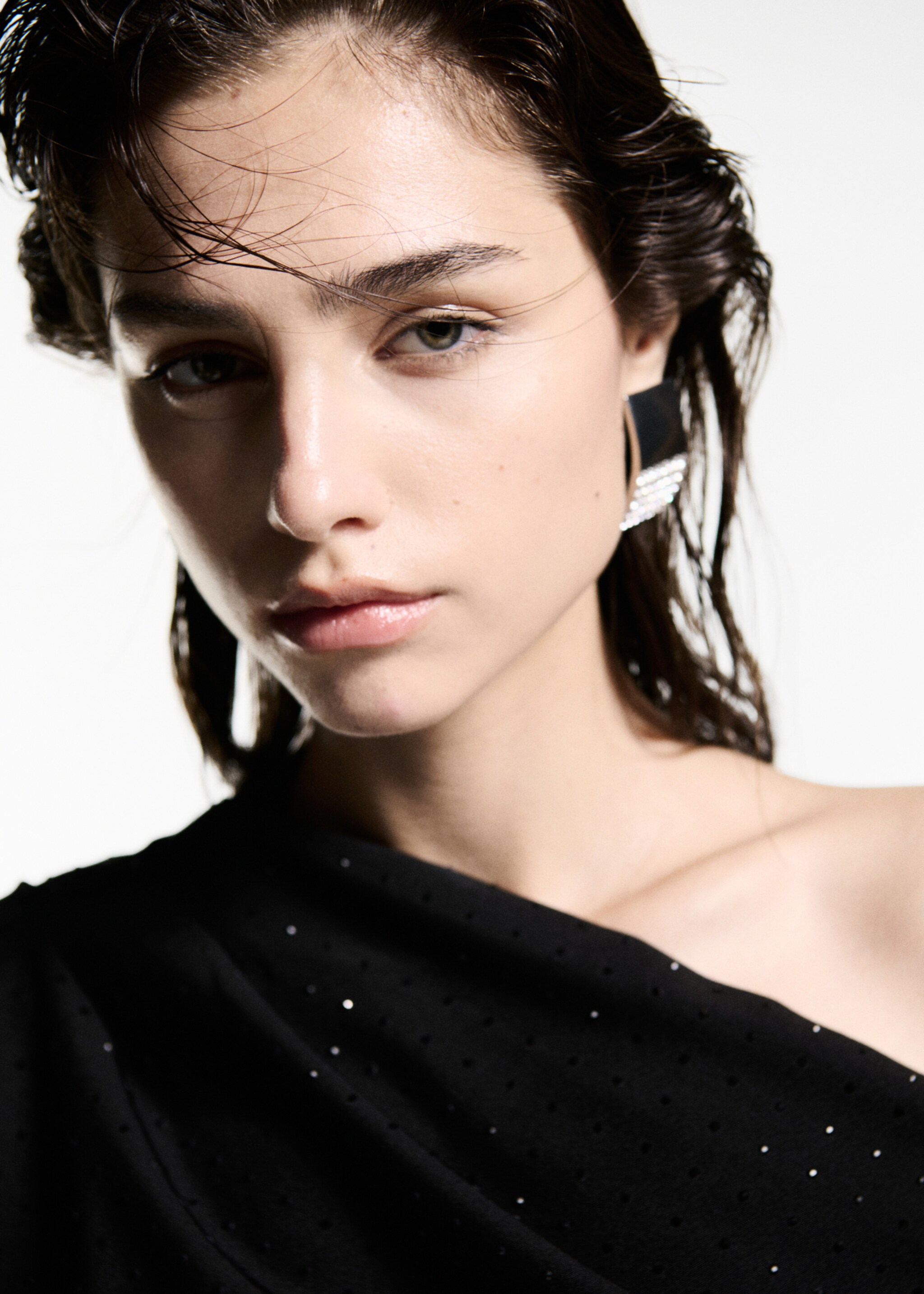 Asymmetrische Paillettenbluse - Detail des Artikels 1, Schwarz. Ref: 77039054-00.