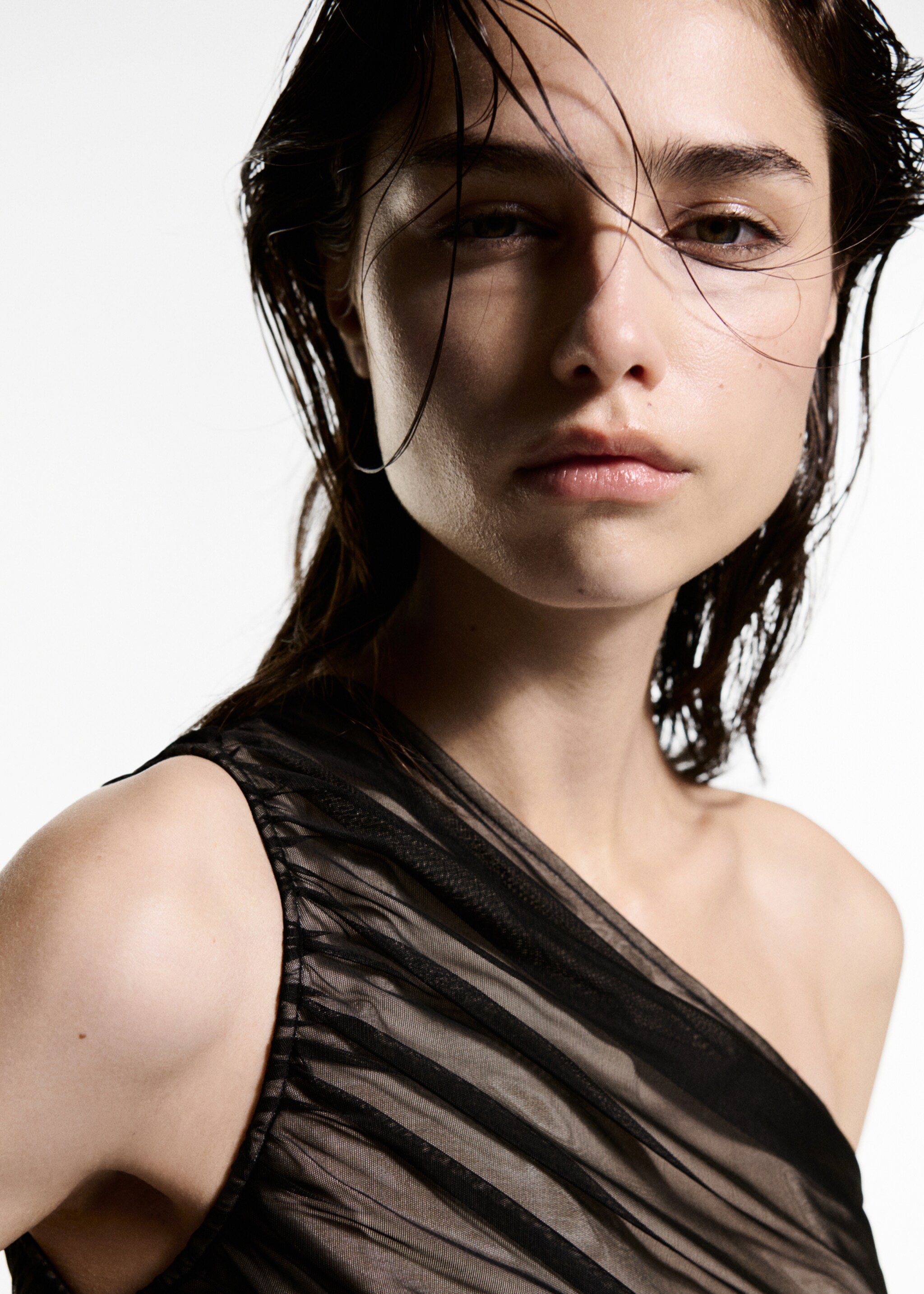 Assymetric mesh dress - Details of the article 1, Black. Ref: 77039058-00.