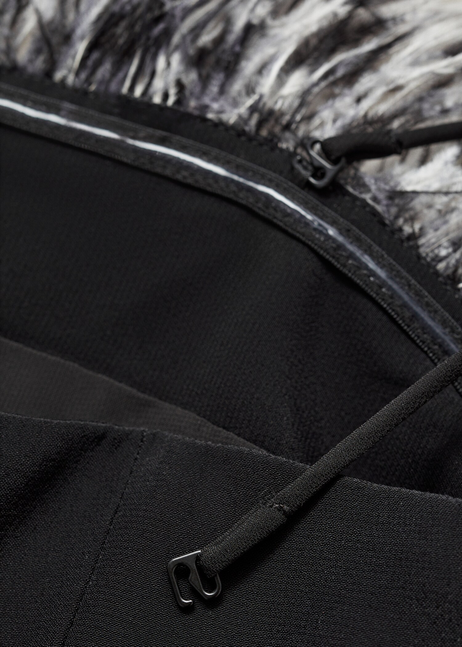 Strapless jurk met verendetail - Detail van het artikel 0