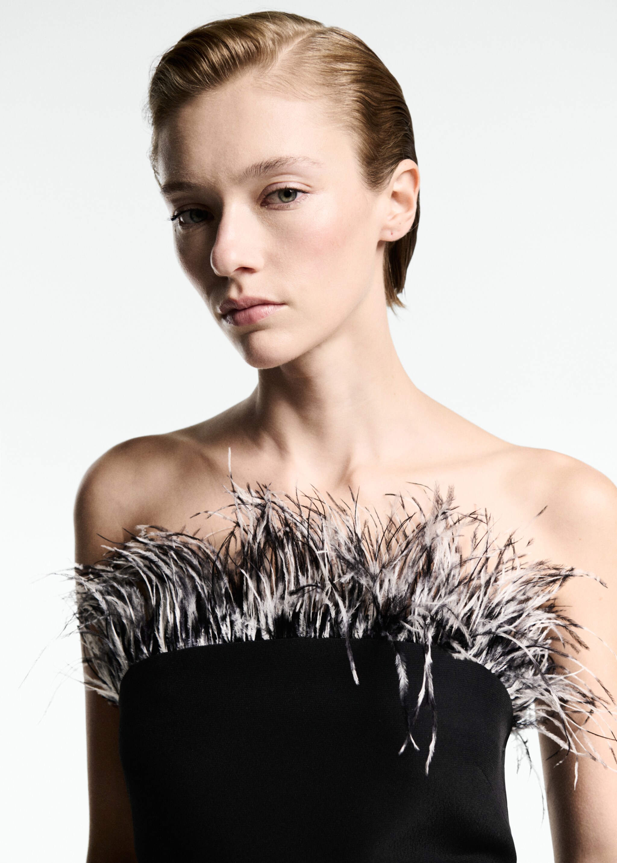 Strapless jurk met verendetail - Detail van het artikel 1, Zwart. Ref: 77039059-00.