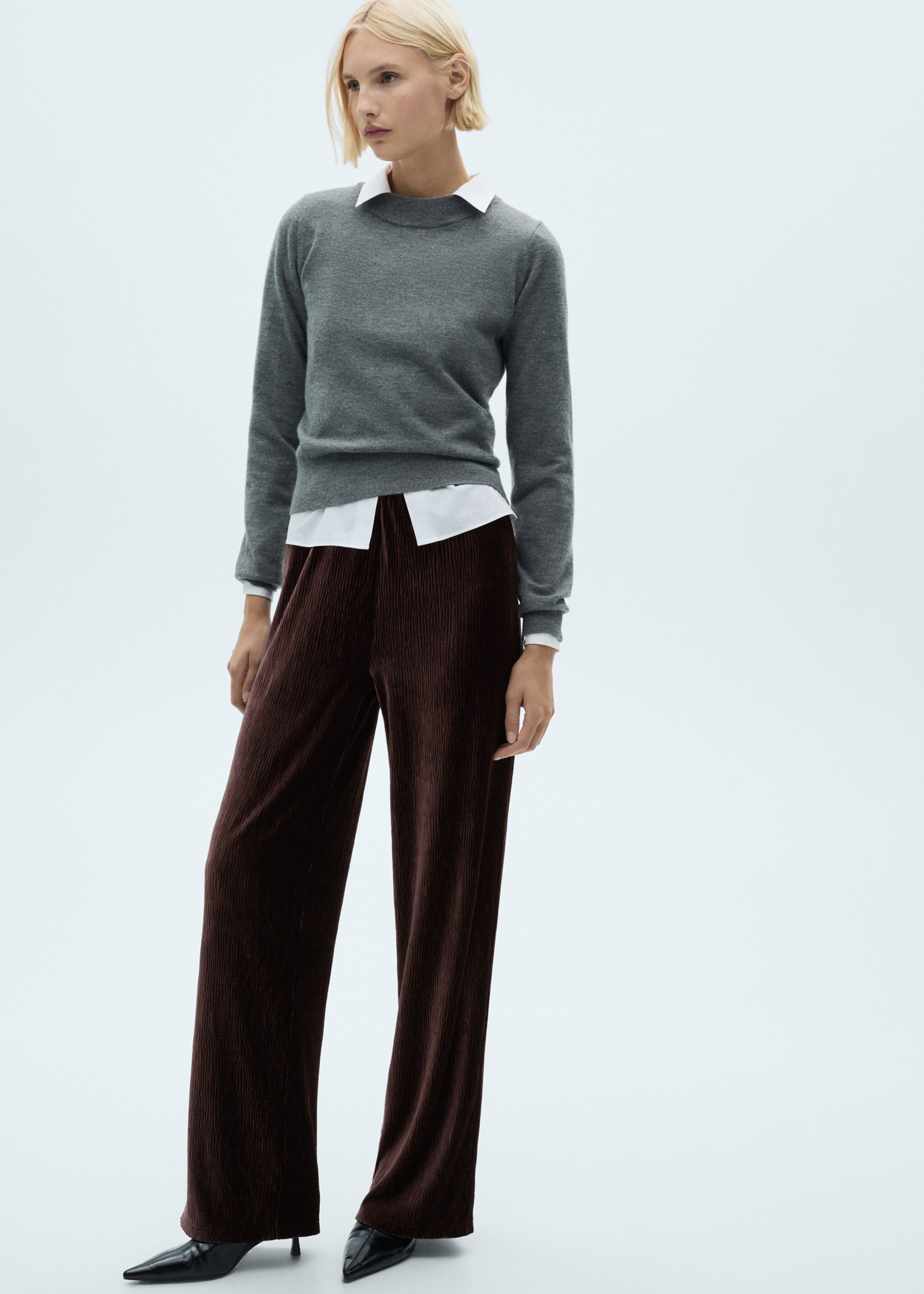 Straight velvet trousers - Details of the article 2, Burgundy. Ref: 77039065-00.