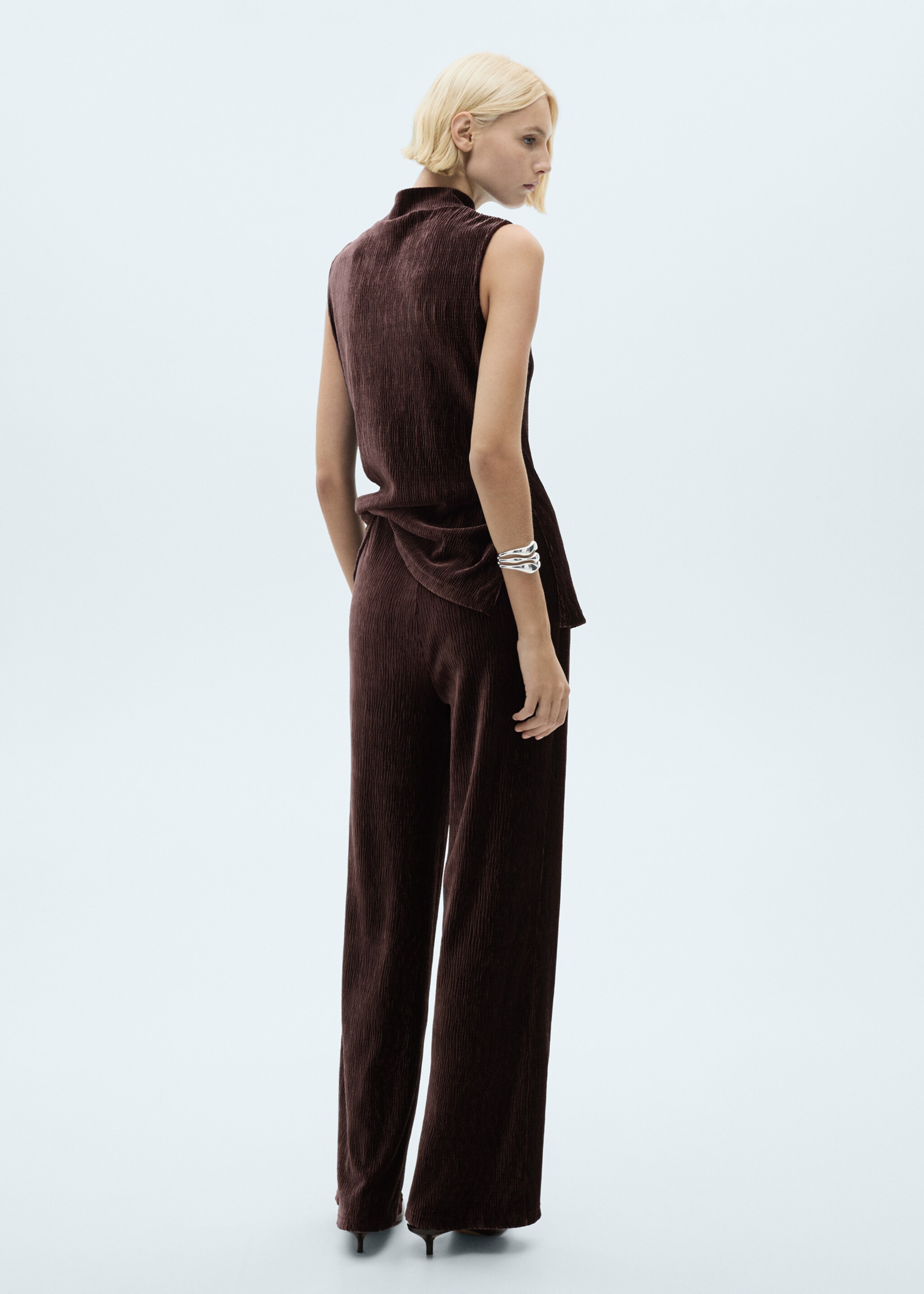 Straight velvet trousers - Reverse of the article, Burgundy. Ref: 77039065-00.