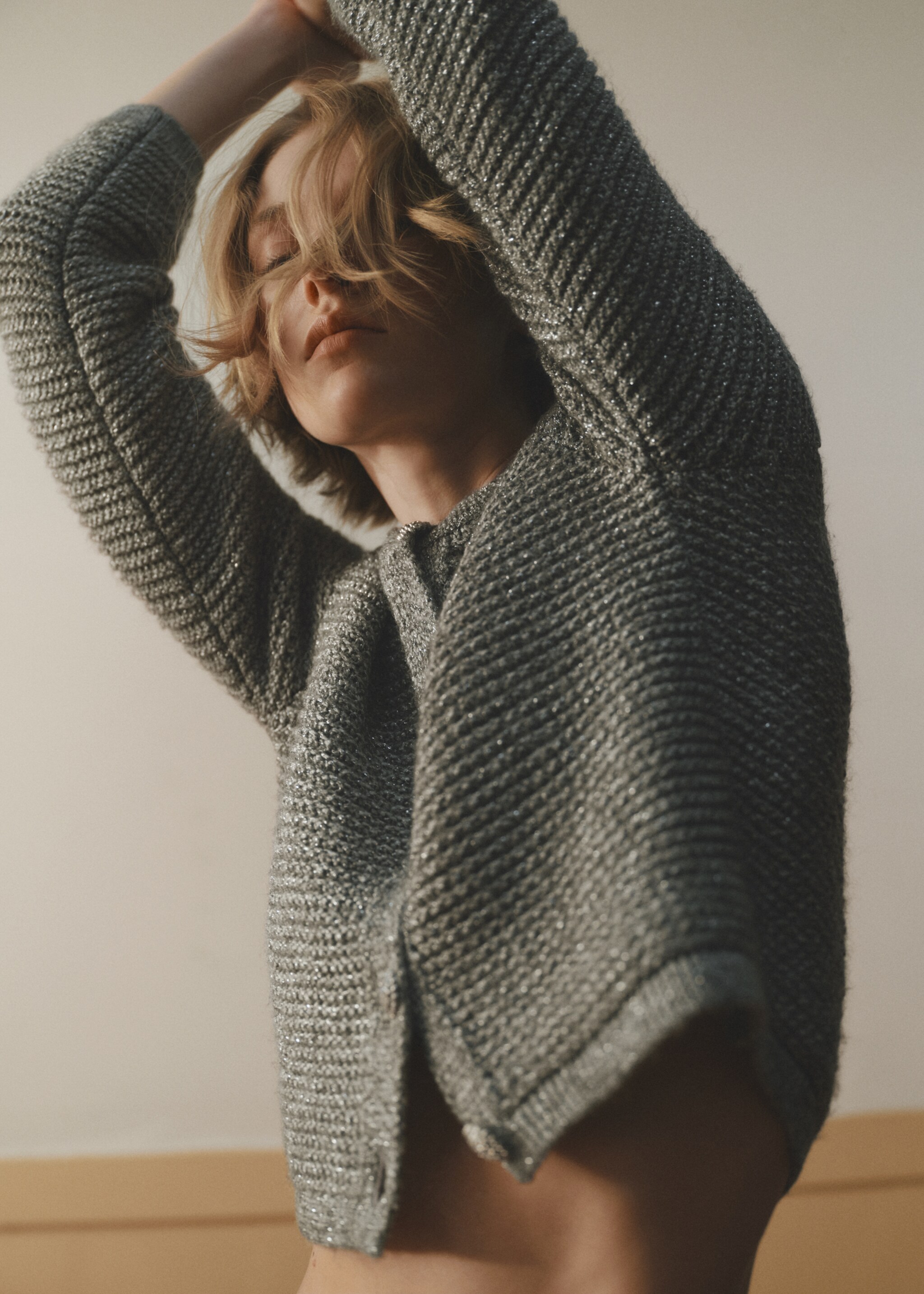 Lurex knitted jacket with buttons - Details of the article 7, Silver. Ref: 77039071-00.