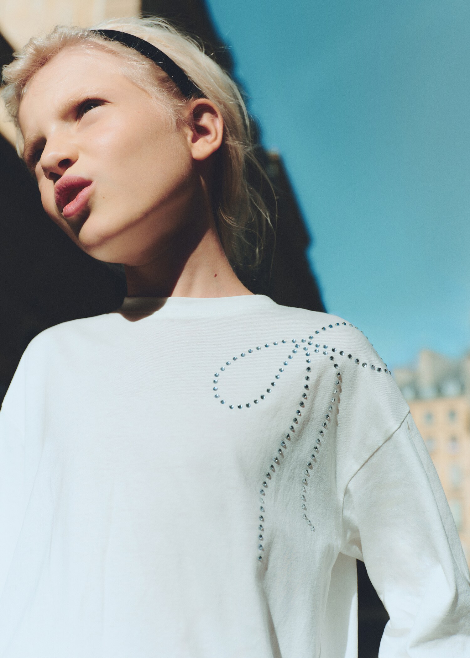 Long-sleeved t-shirt with rhinestone detail - Details of the article 5