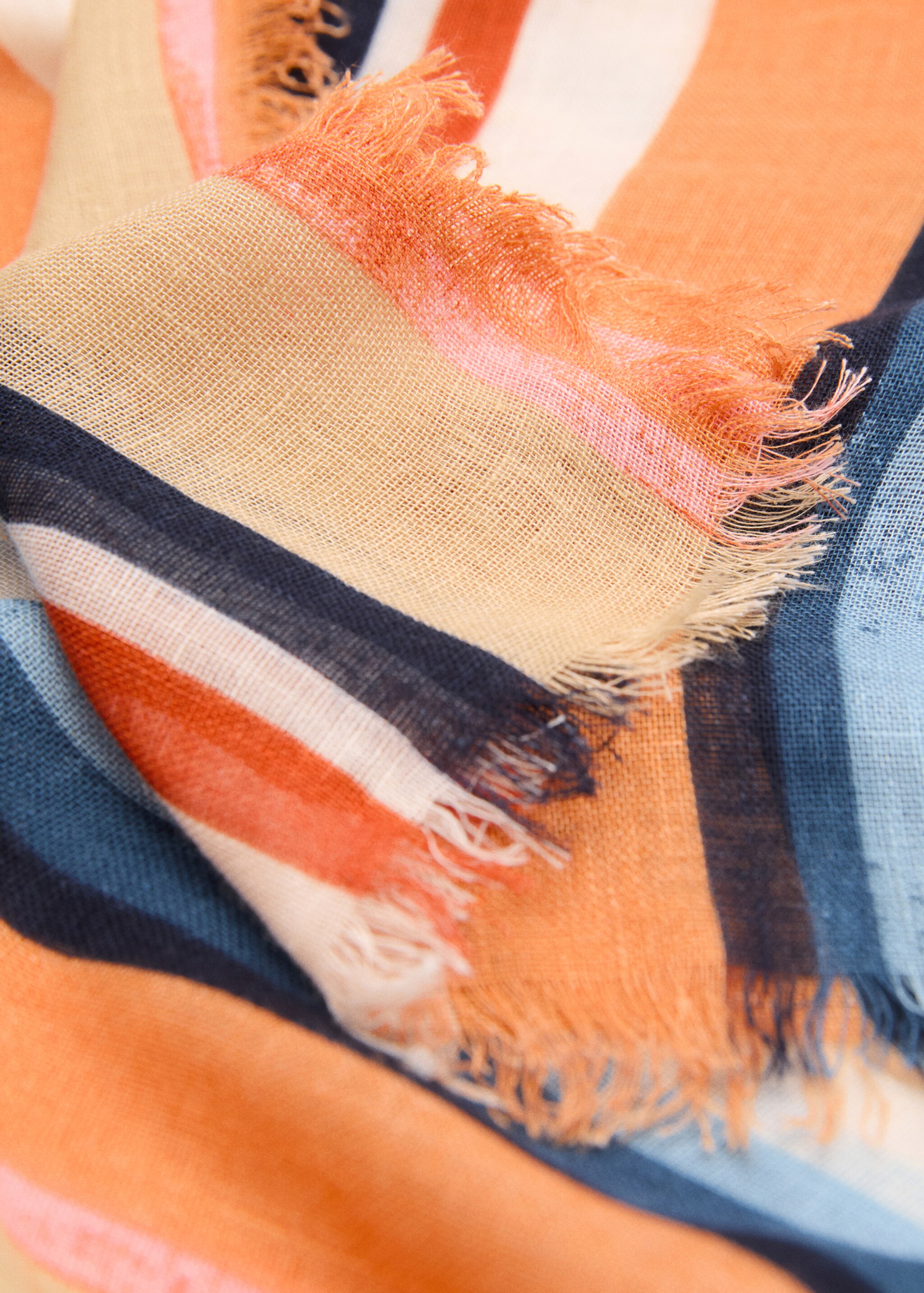 Foulard imprimé - Plan moyen