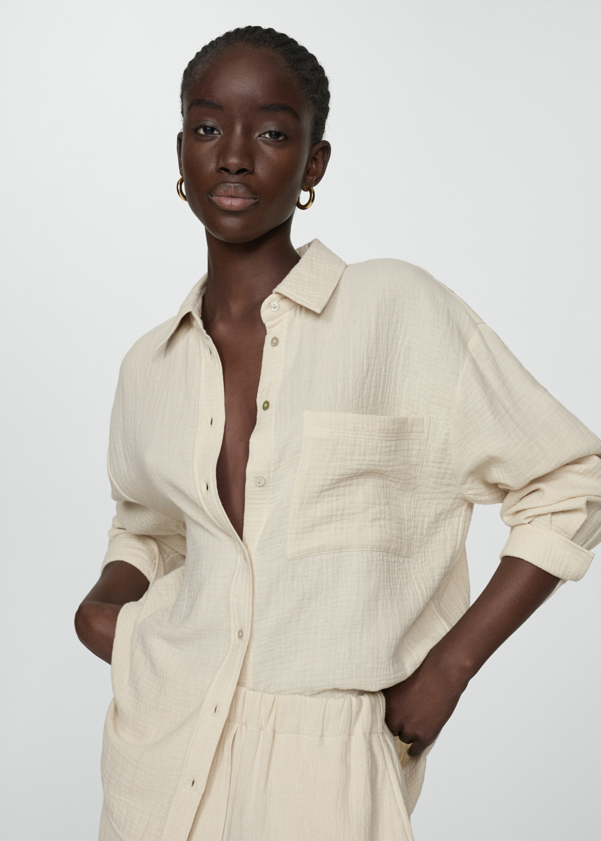 Chemise coton à poche - Plan moyen