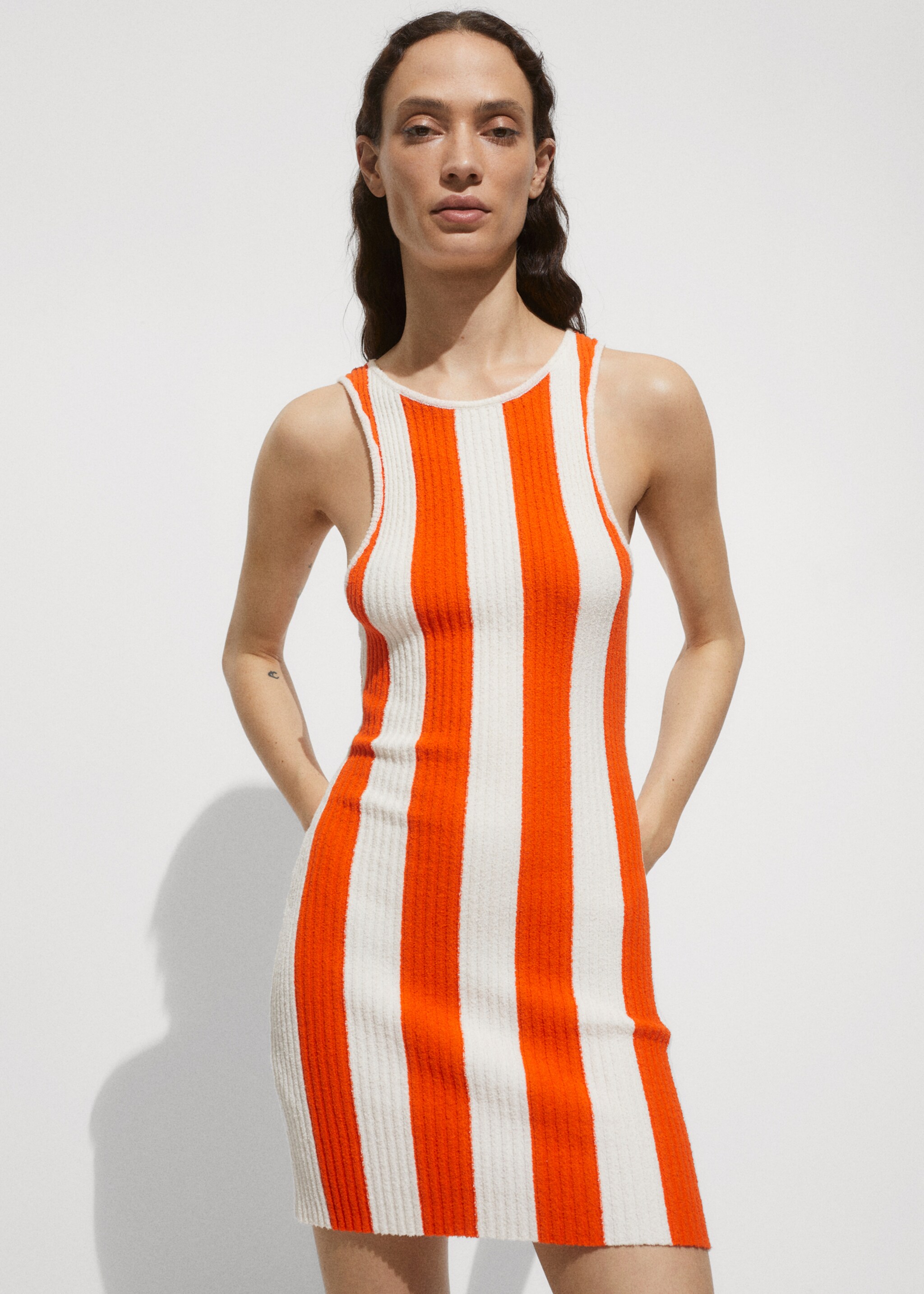 Gestreiftes Kleid mit Krausrippenmuster - Mittlere Ansicht