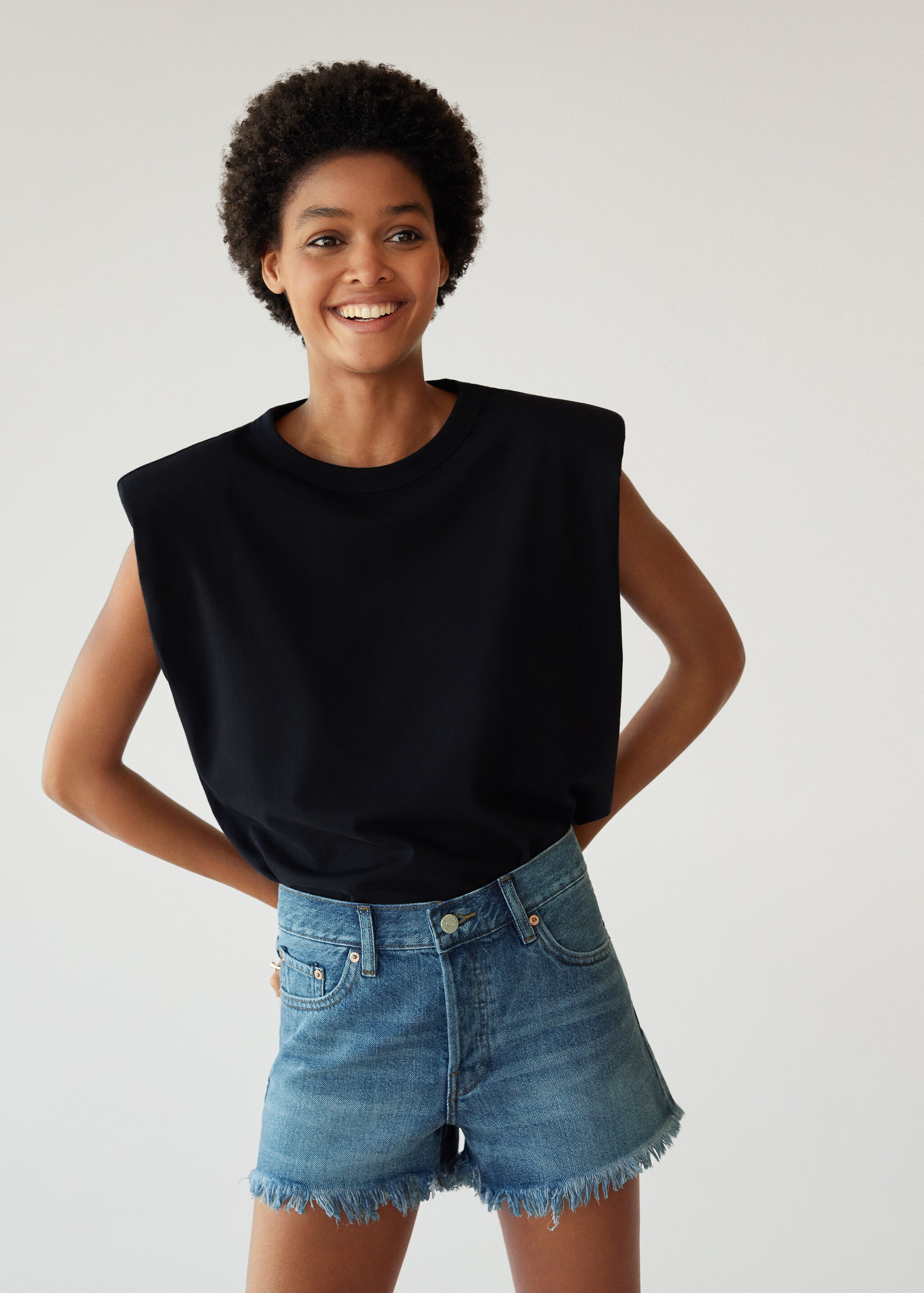 Short denim bajo deshilachado - Plano medio